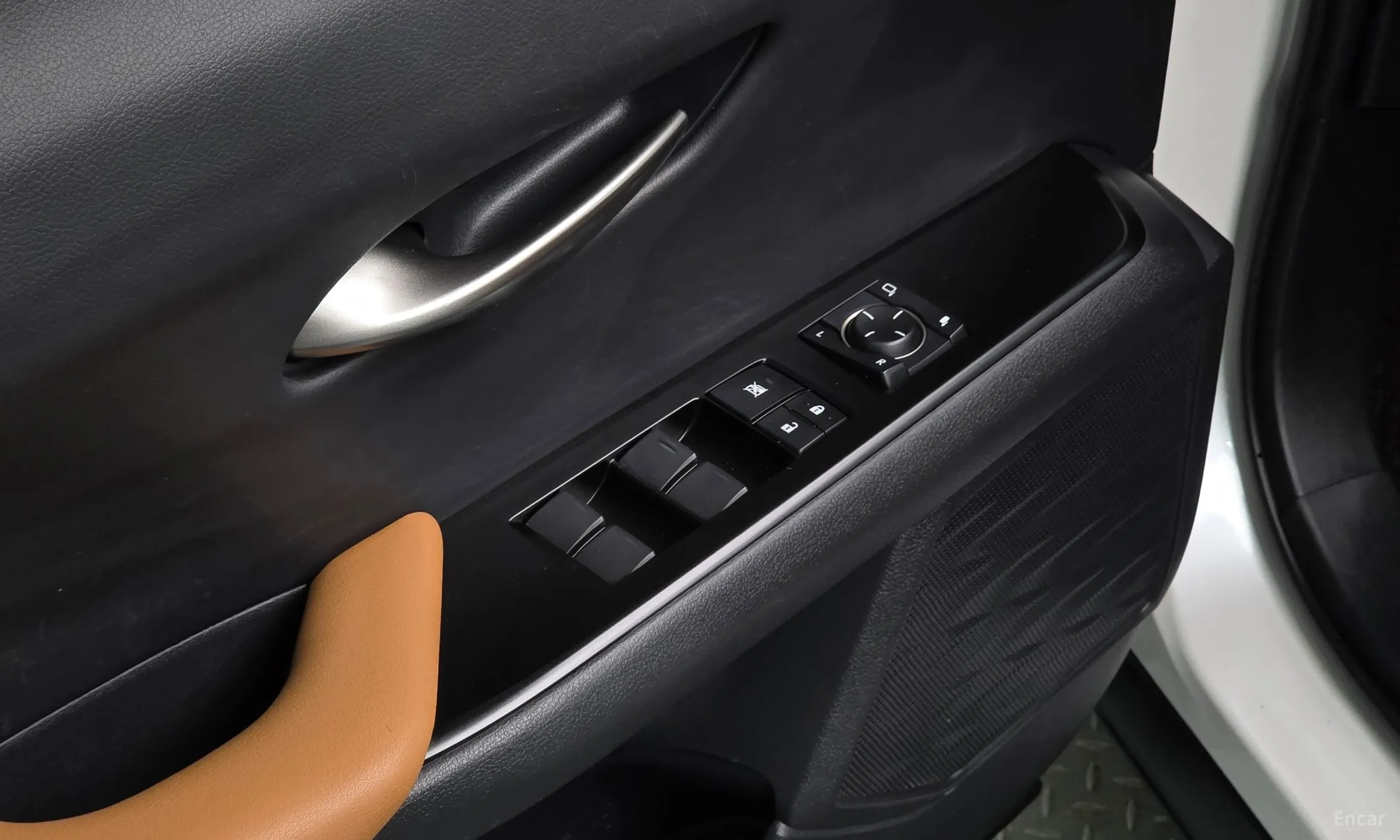 Lexus UX250h превью 16