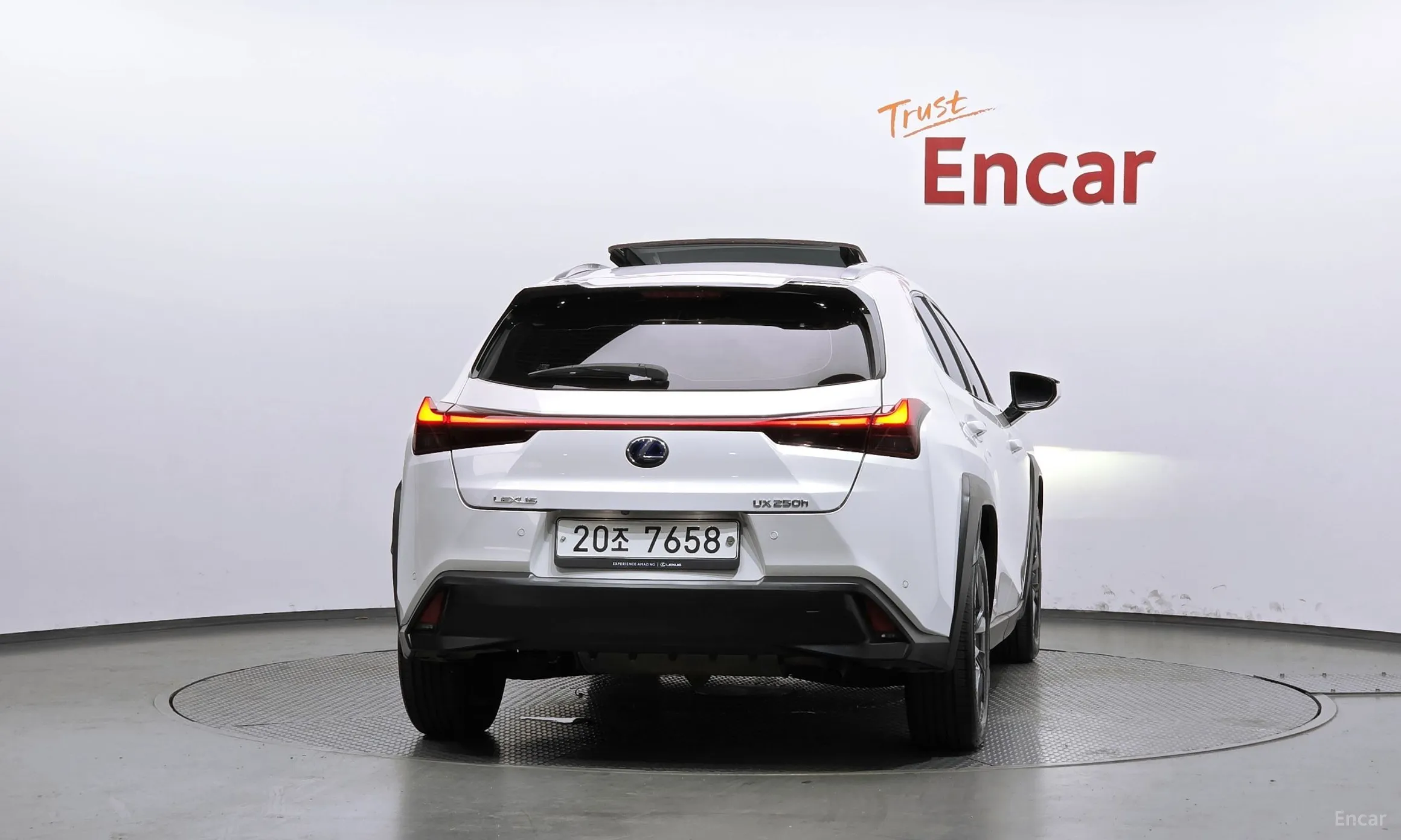 Lexus UX250h превью 4