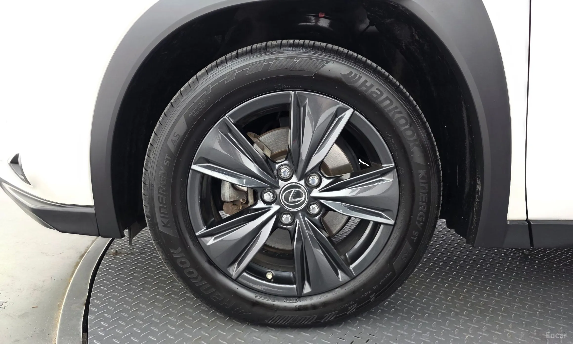 Lexus UX250h превью 5