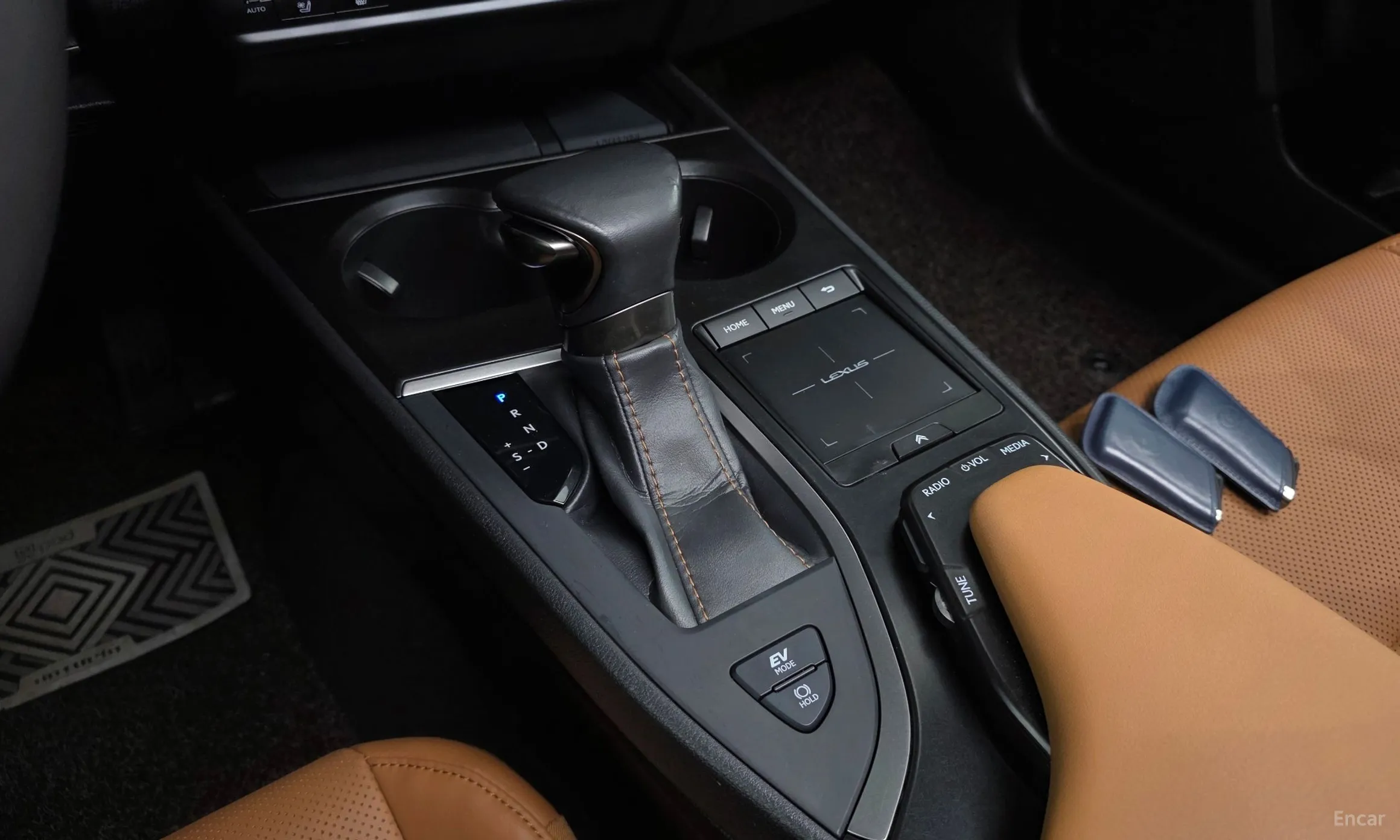 Lexus UX250h превью 9