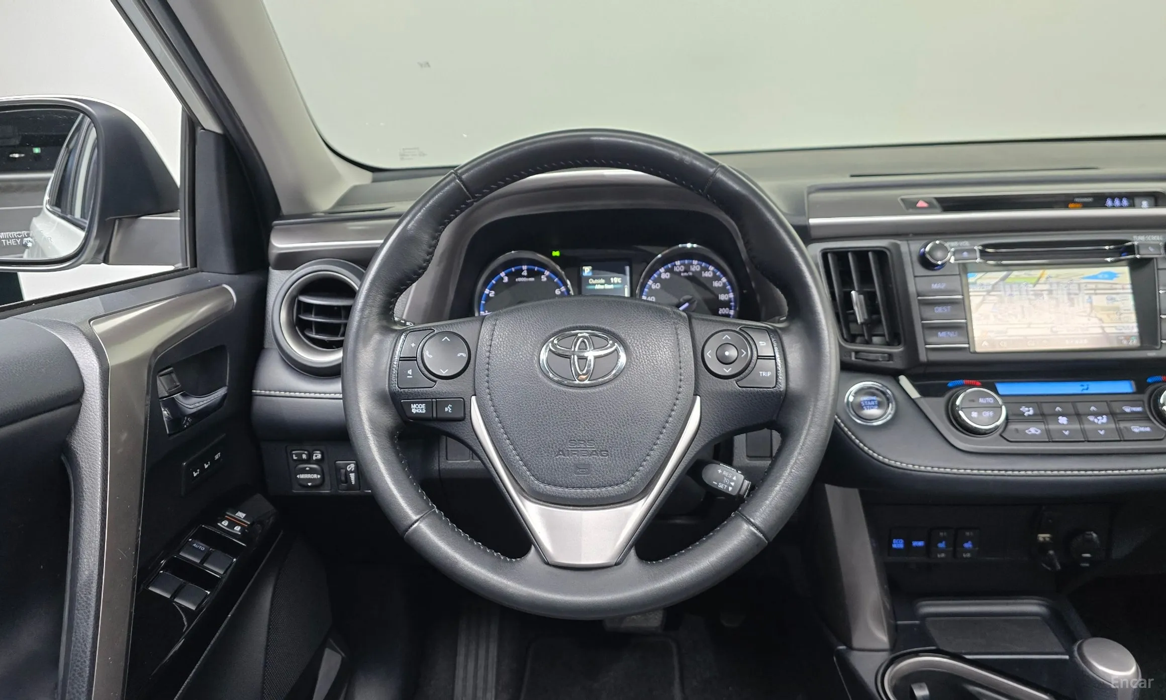 Toyota RAV4 превью 12