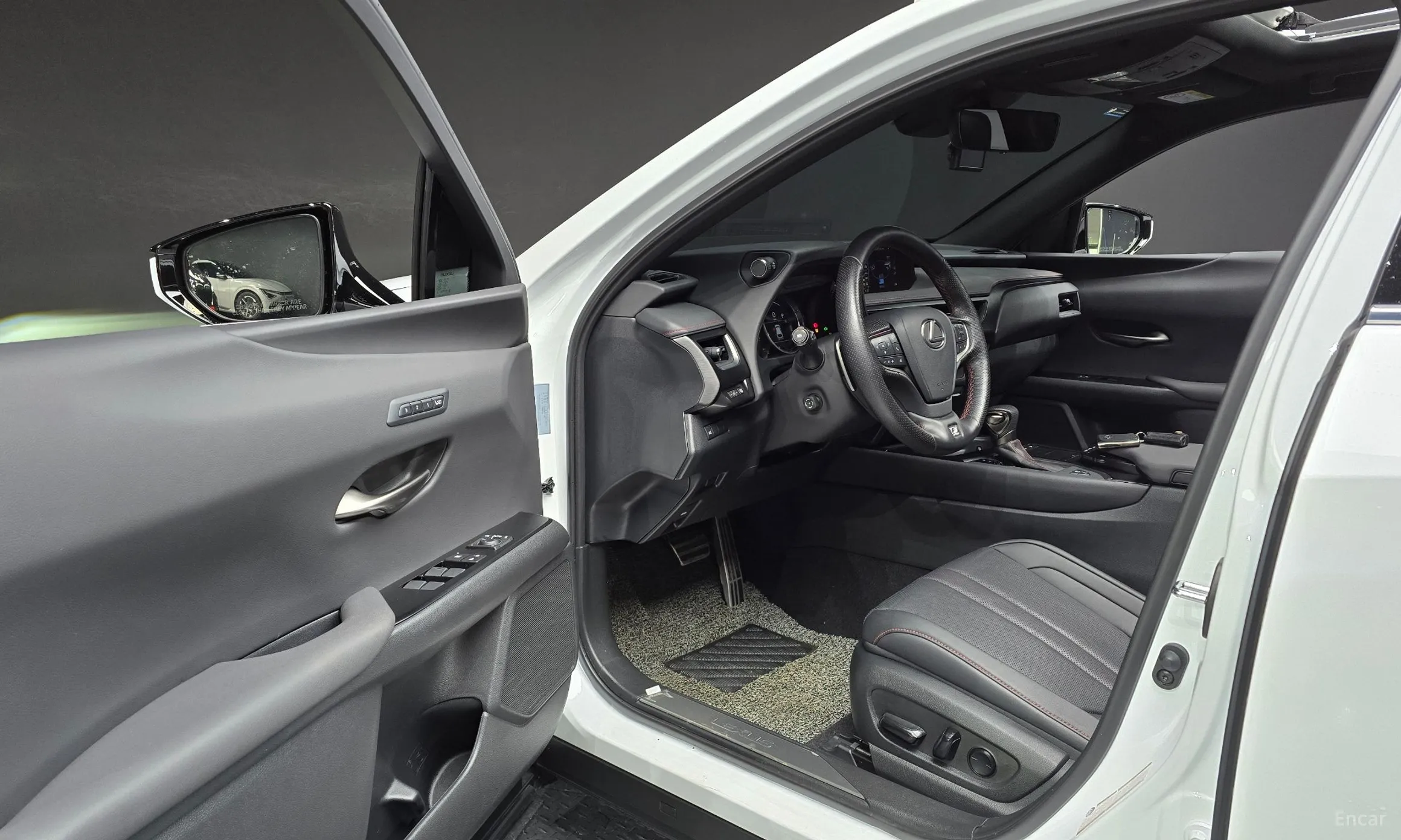 Lexus UX250h превью 10