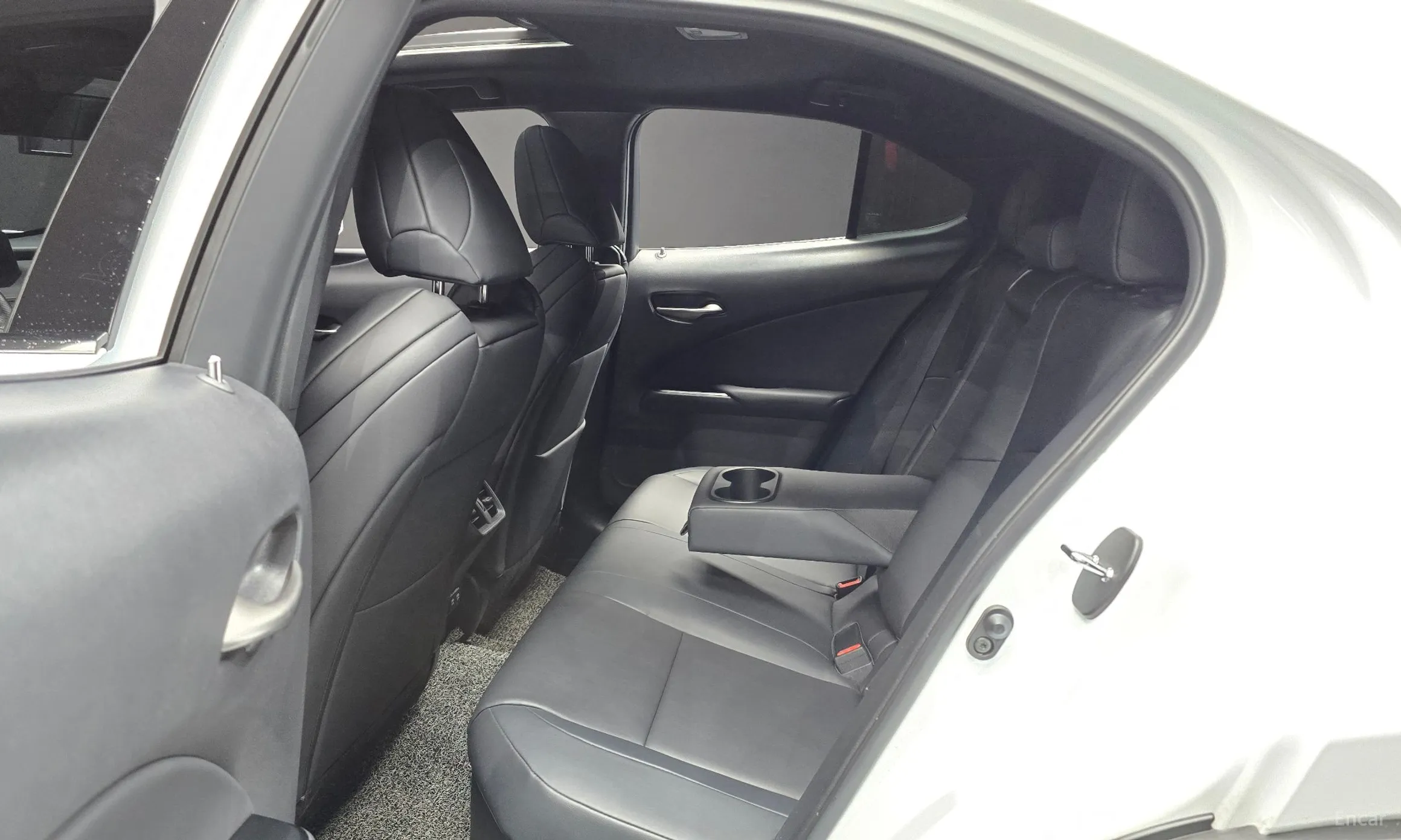 Lexus UX250h превью 11