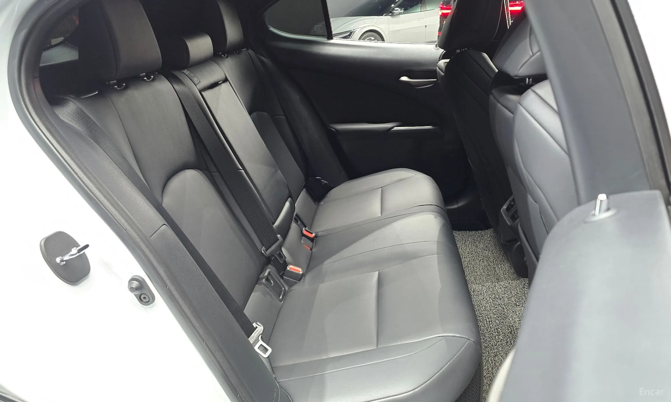 Lexus UX250h превью 12
