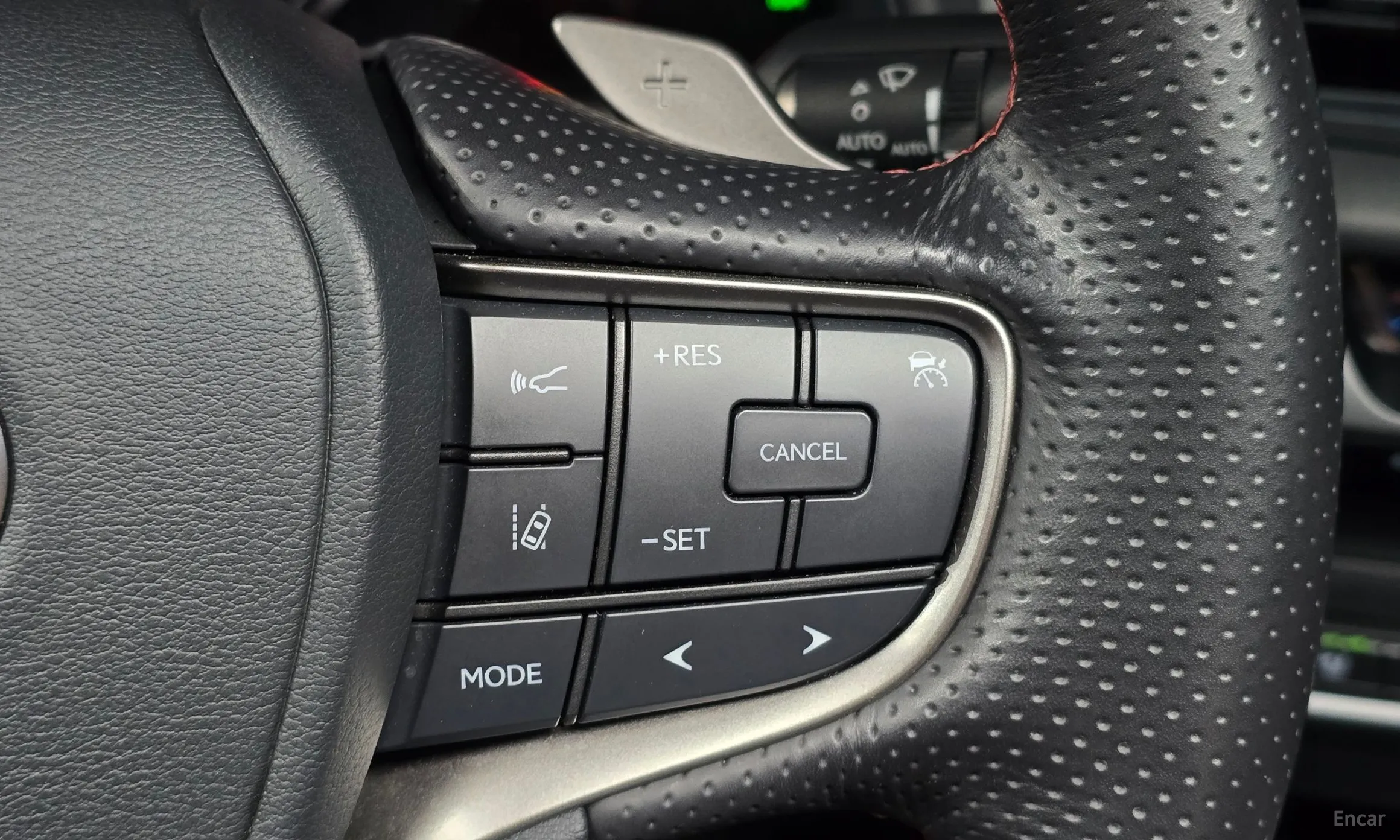Lexus UX250h превью 15