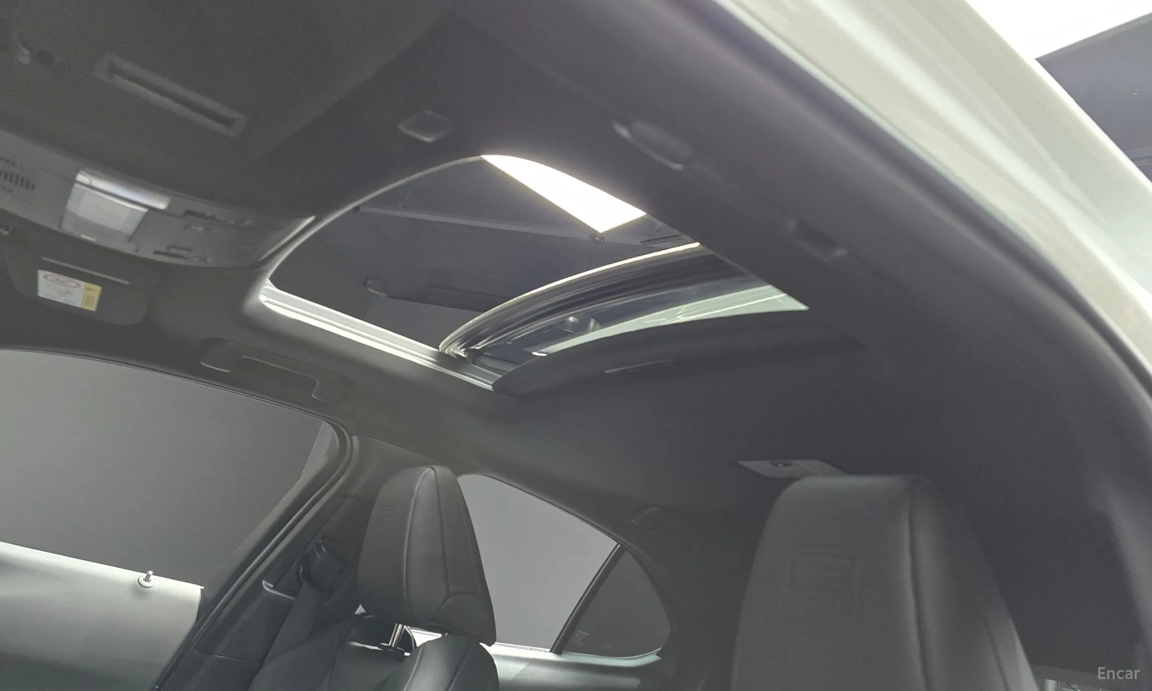 Lexus UX250h превью 20