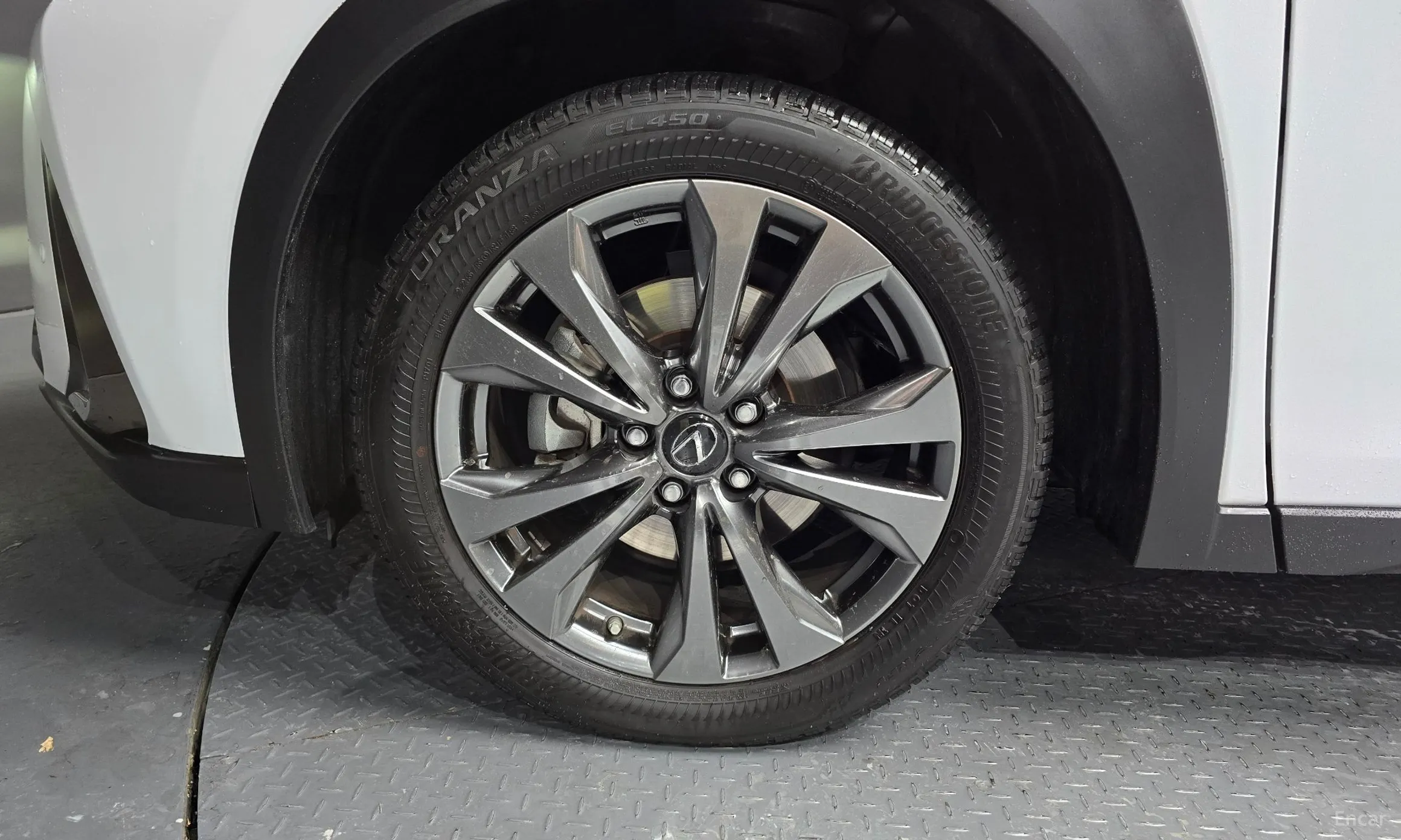 Lexus UX250h превью 5