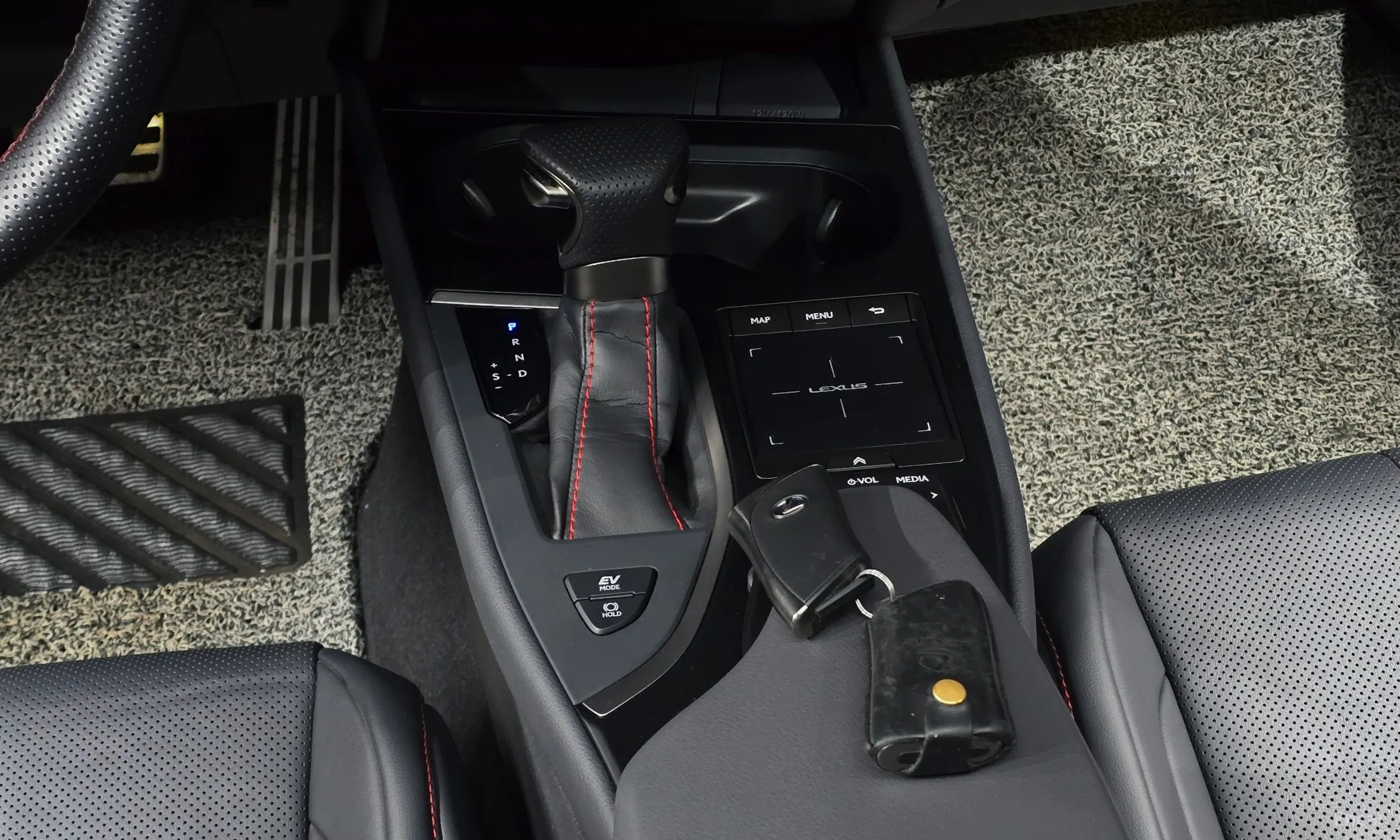 Lexus UX250h превью 9
