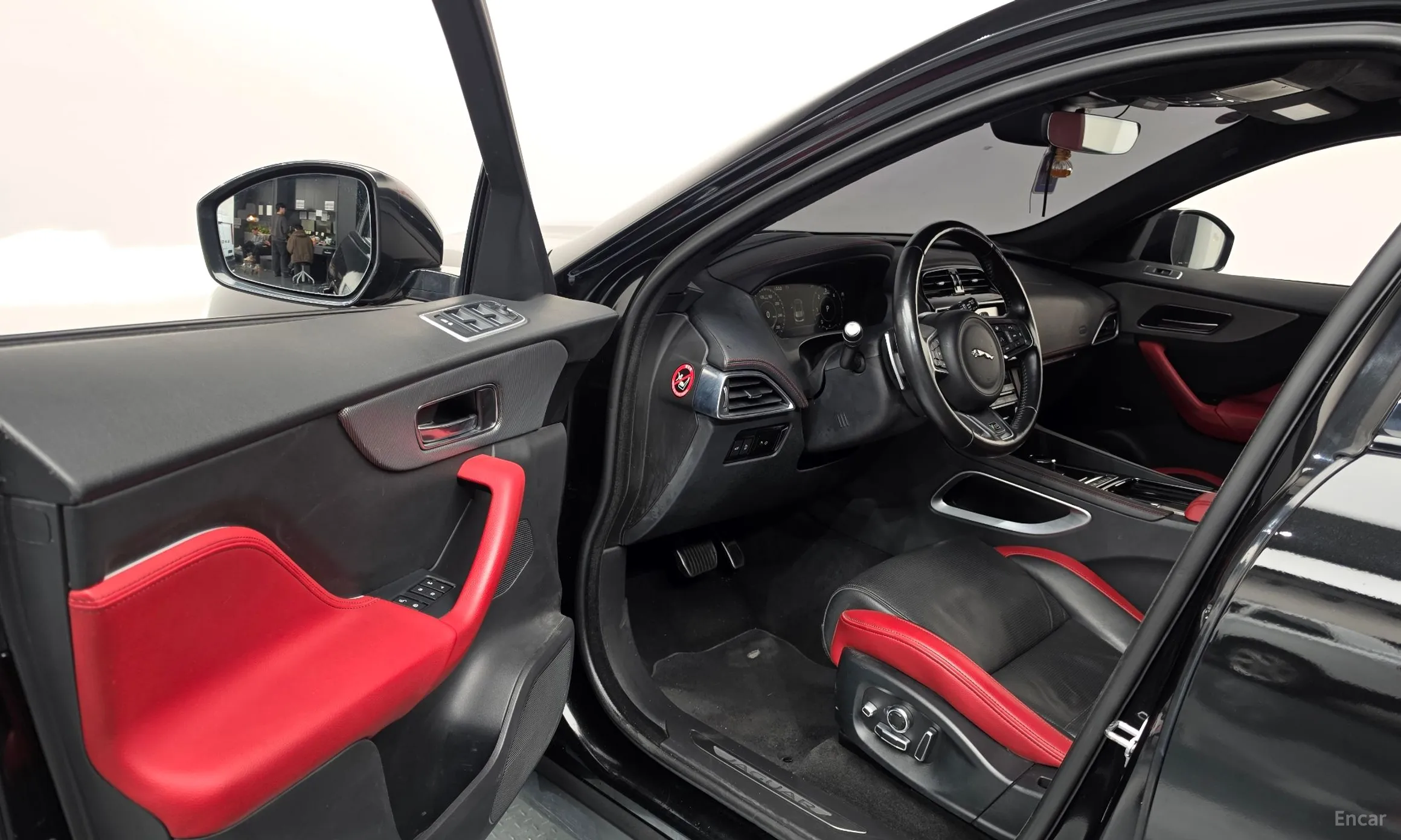 Jaguar F-PACE превью 10