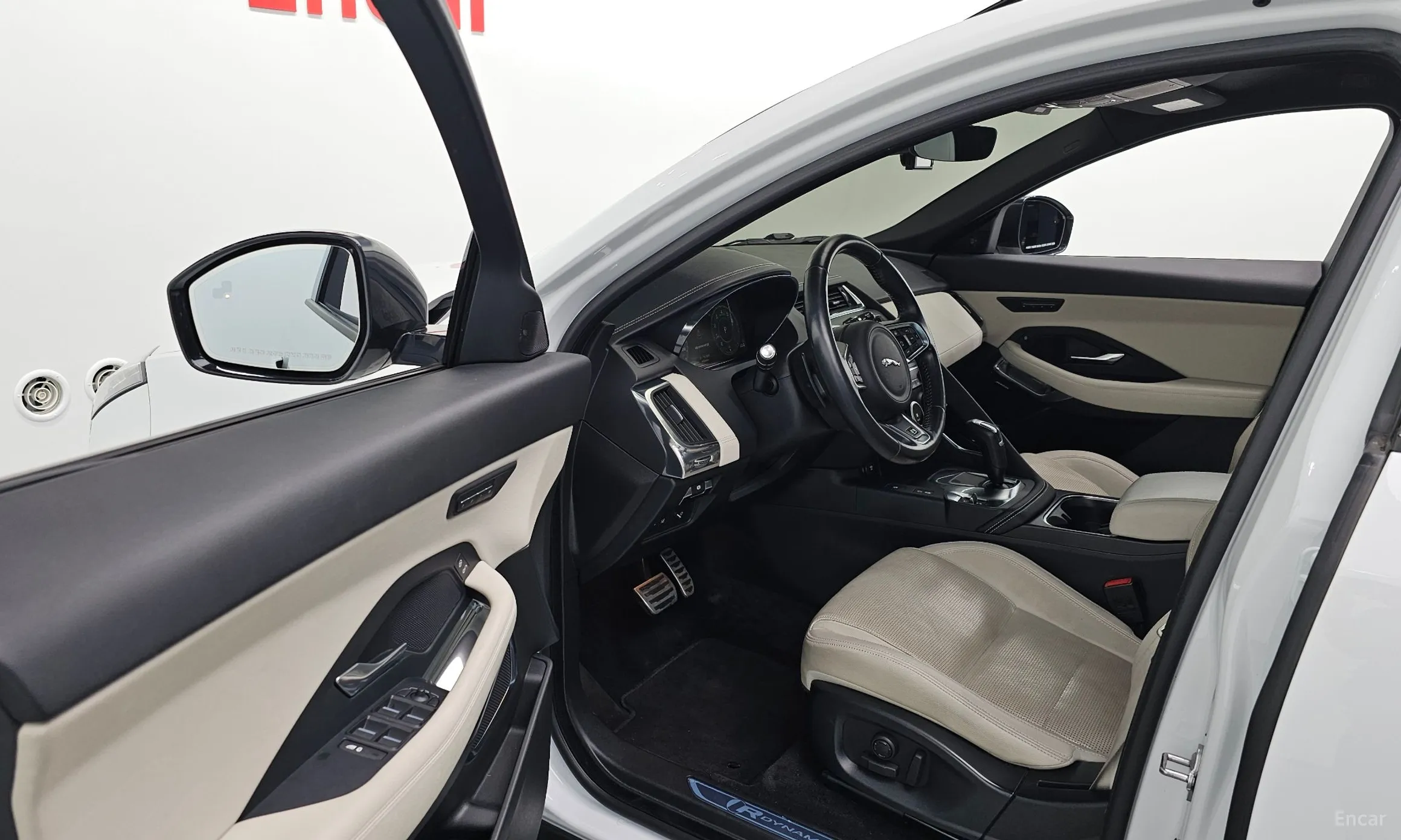 Jaguar E-PACE превью 10