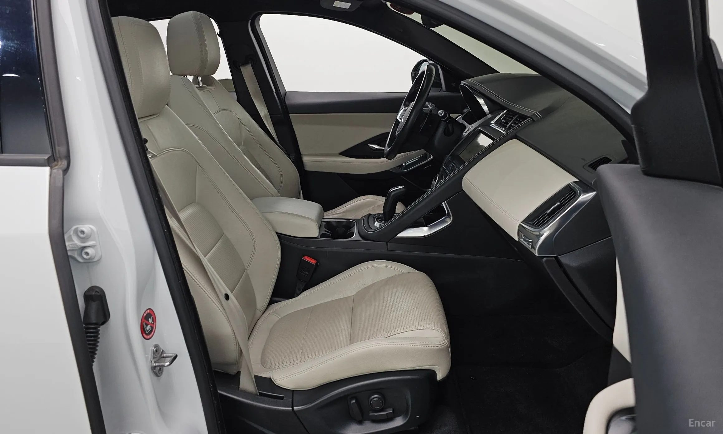 Jaguar E-PACE превью 11