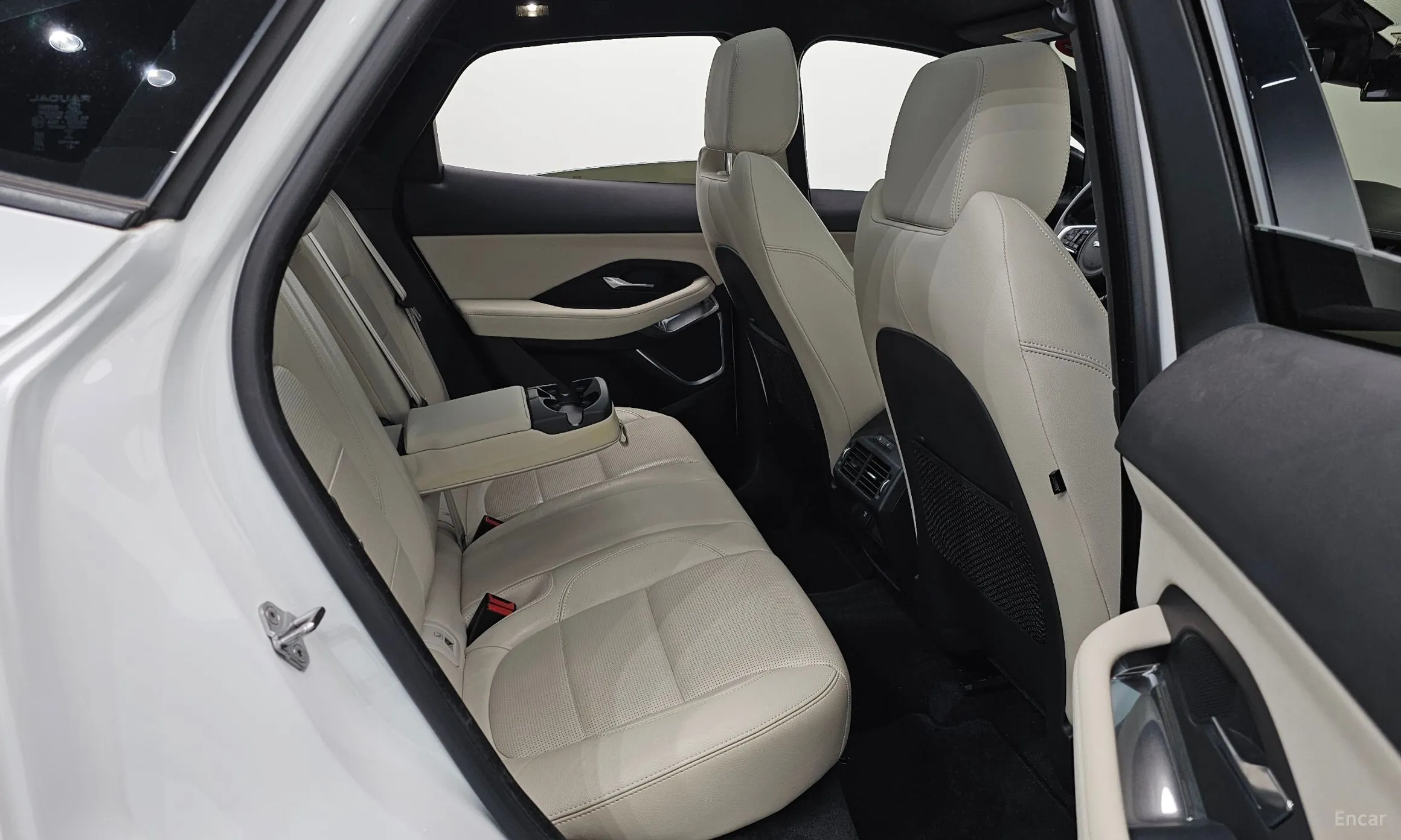 Jaguar E-PACE превью 12