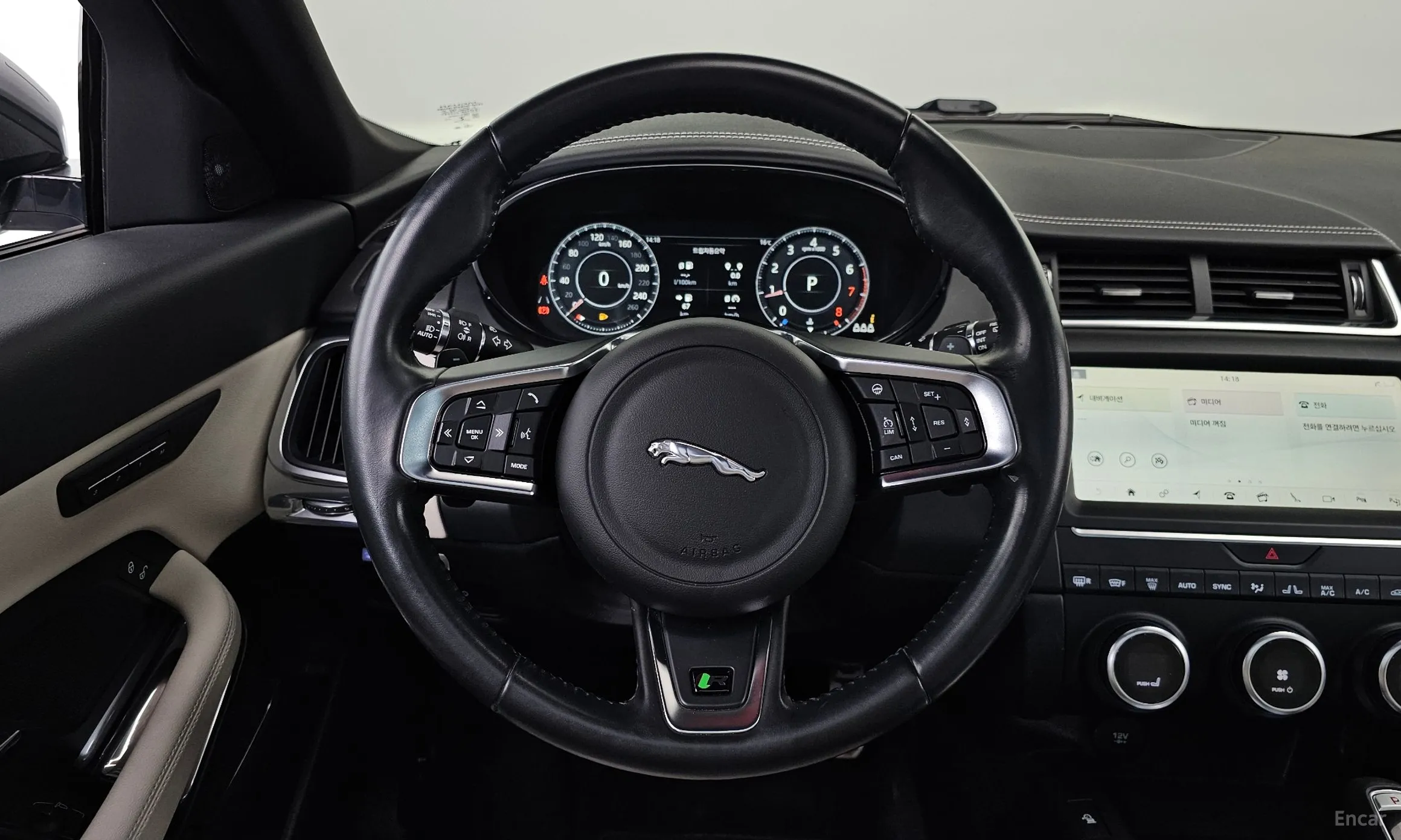 Jaguar E-PACE превью 13