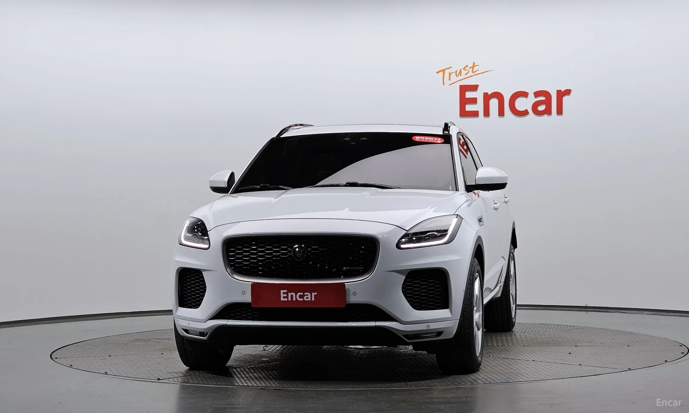 Jaguar E-PACE превью 3
