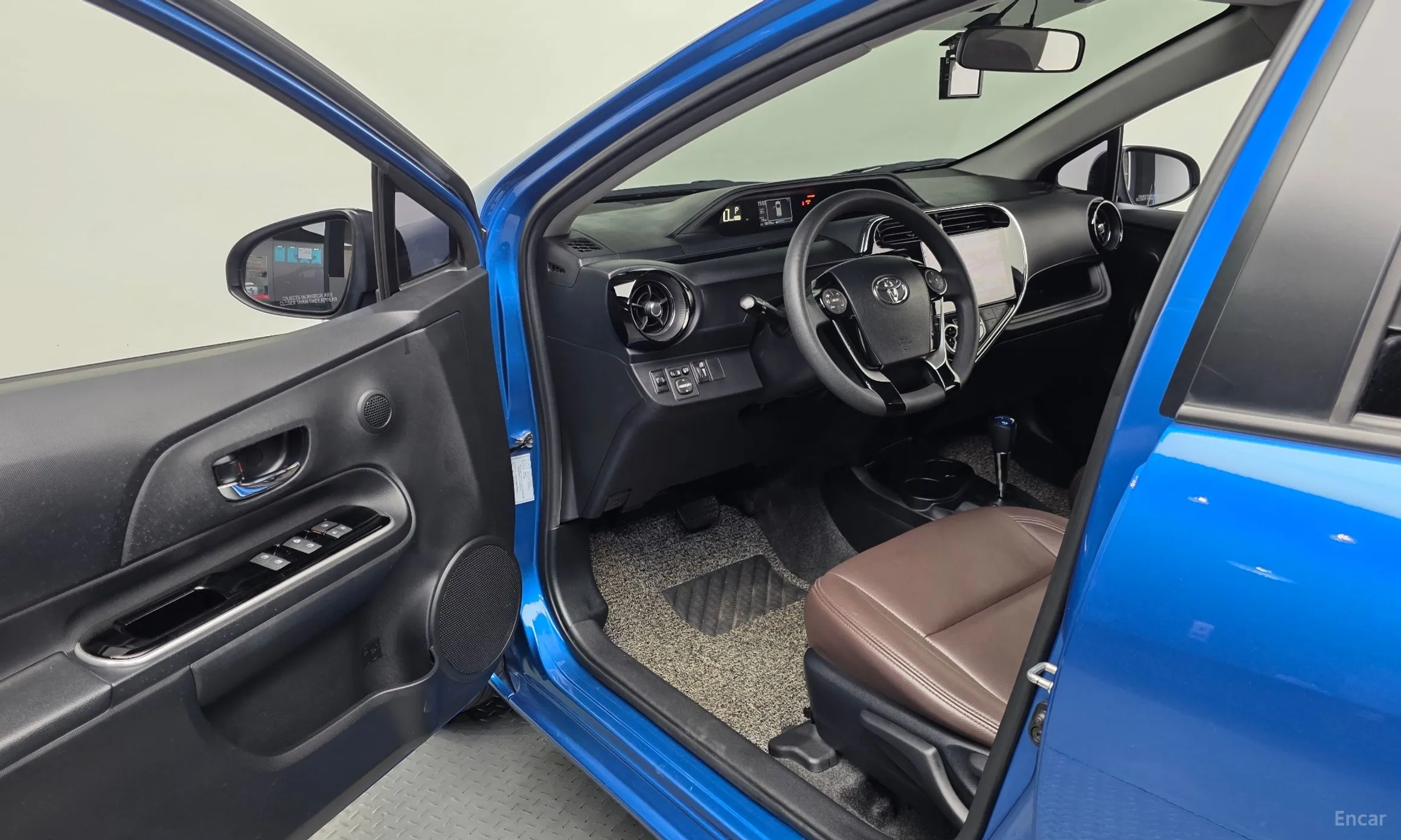 Toyota Prius C превью 10