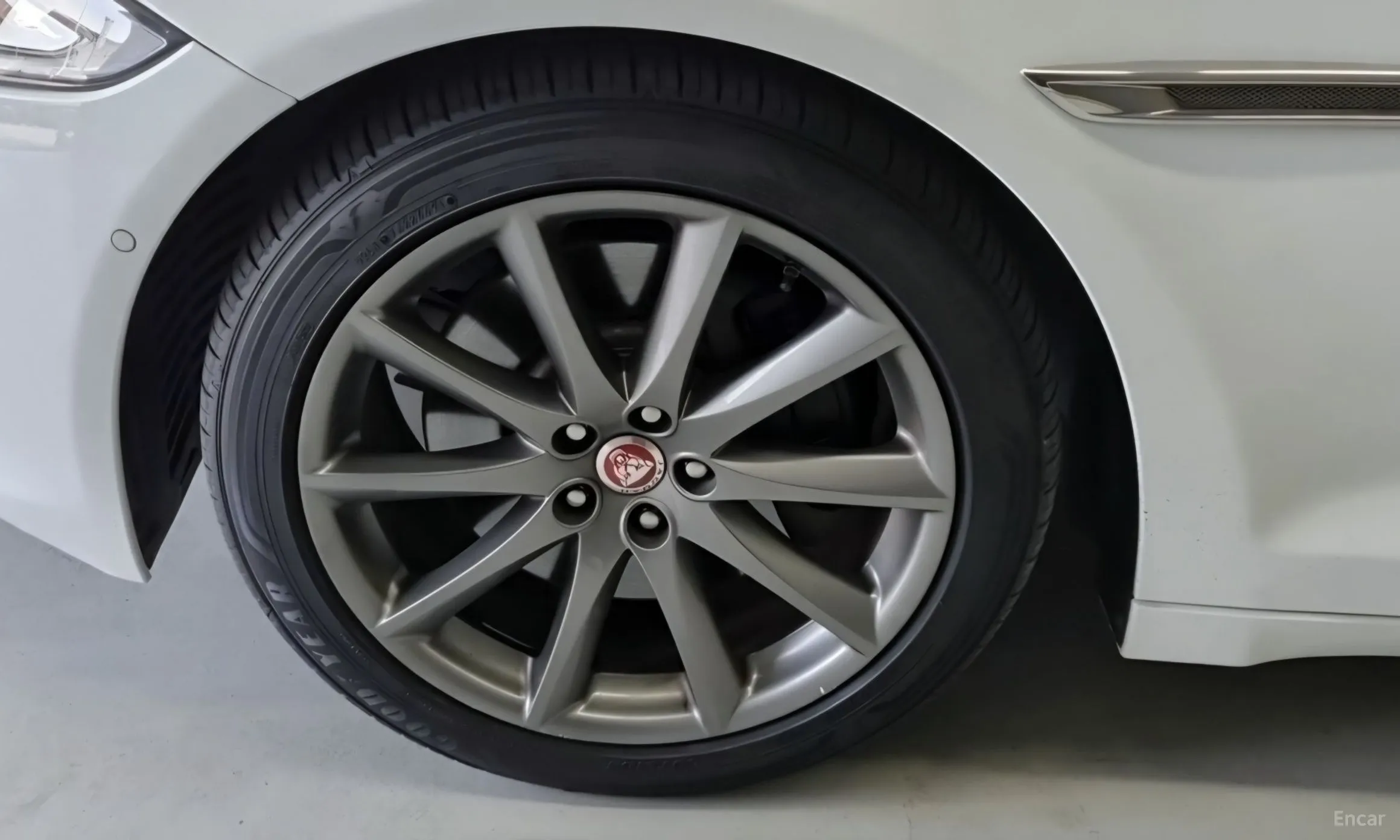Jaguar All New XJ превью 7