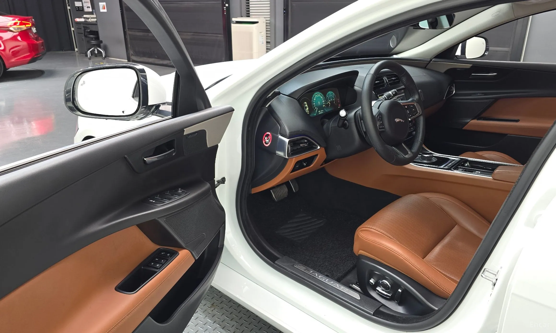 Jaguar XE превью 10