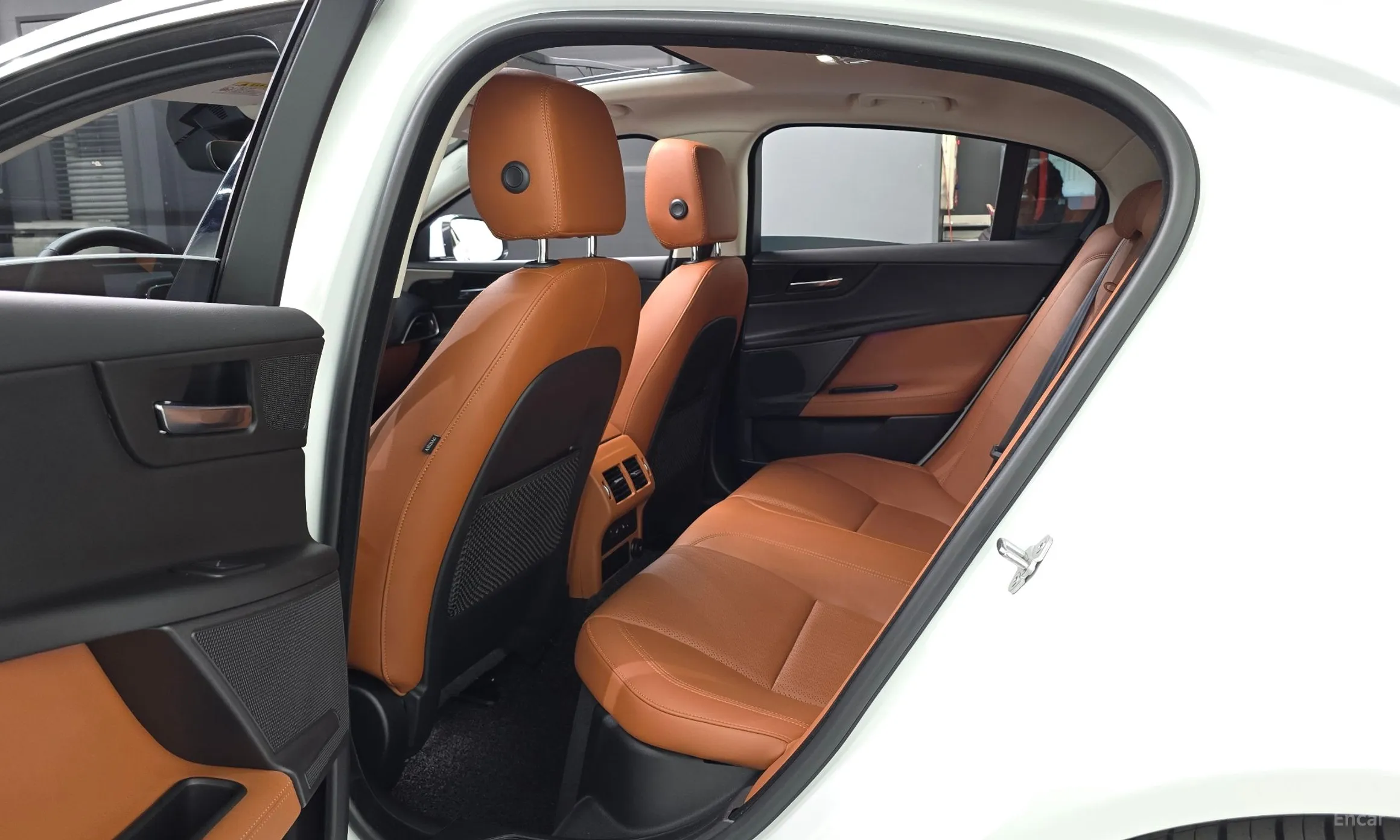Jaguar XE превью 11