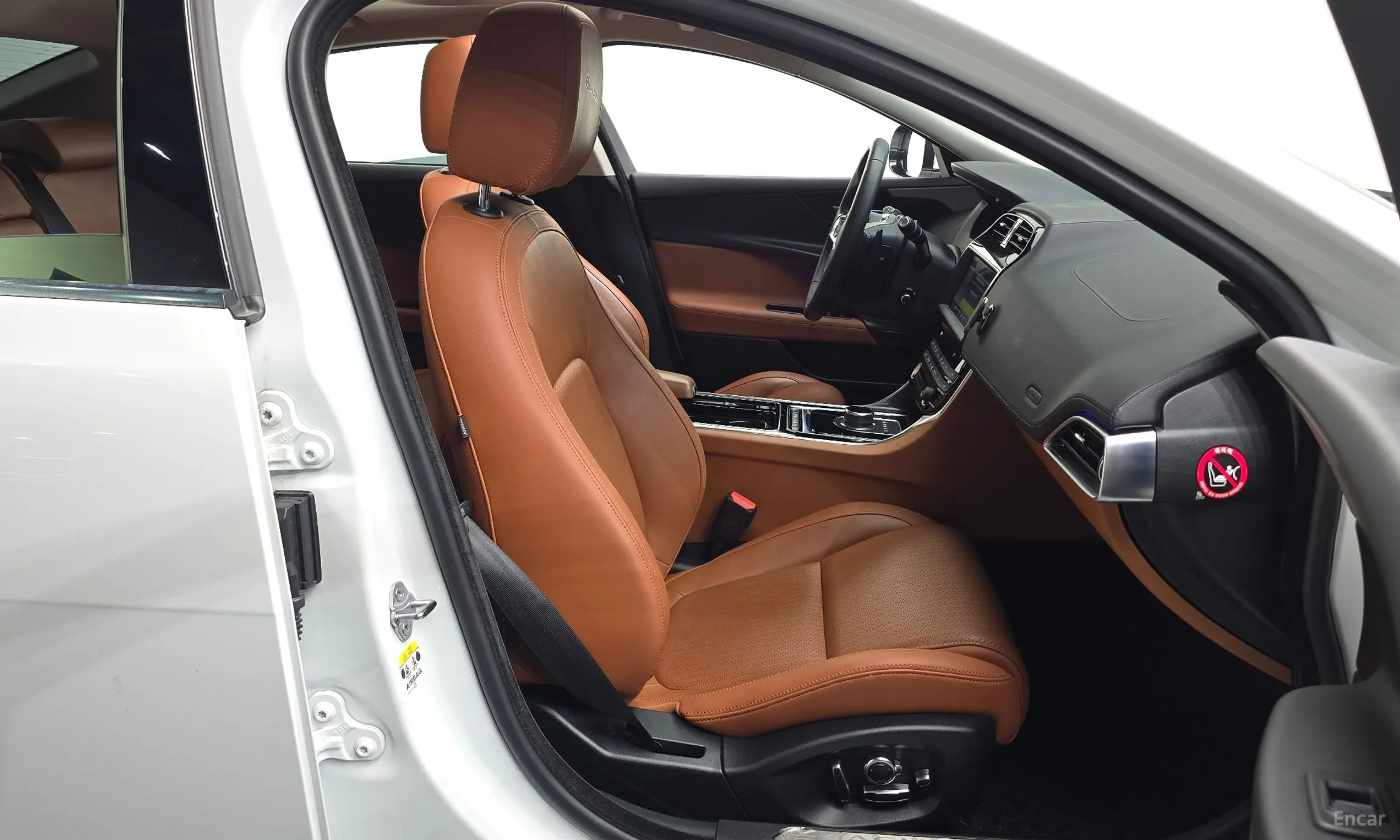 Jaguar XE превью 12