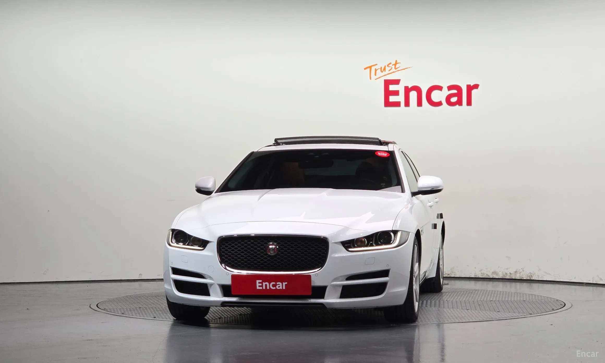 Jaguar XE превью 3