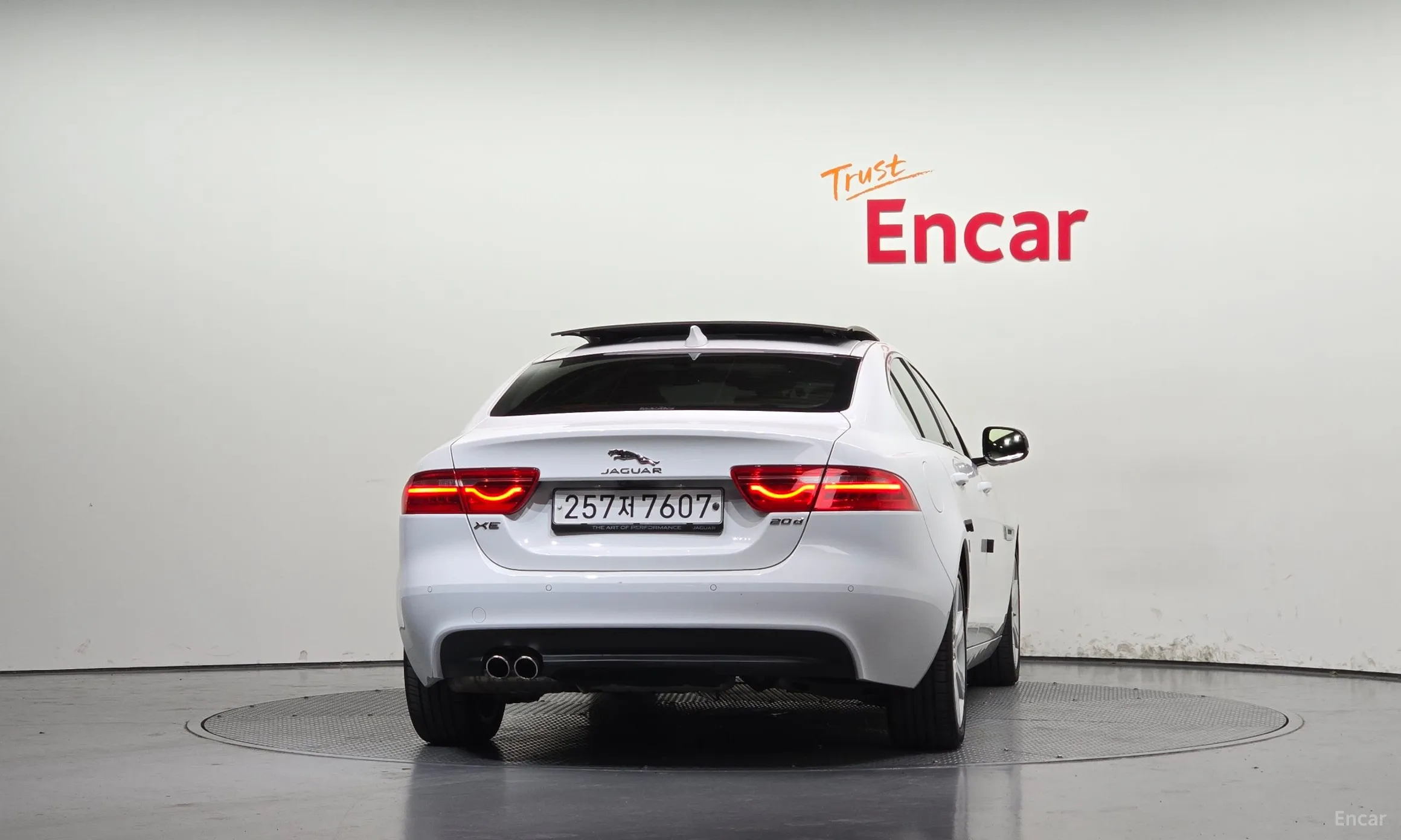 Jaguar XE превью 4
