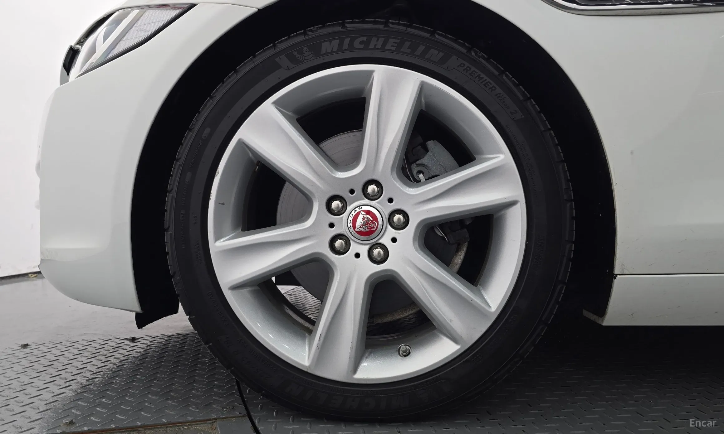 Jaguar XE превью 5