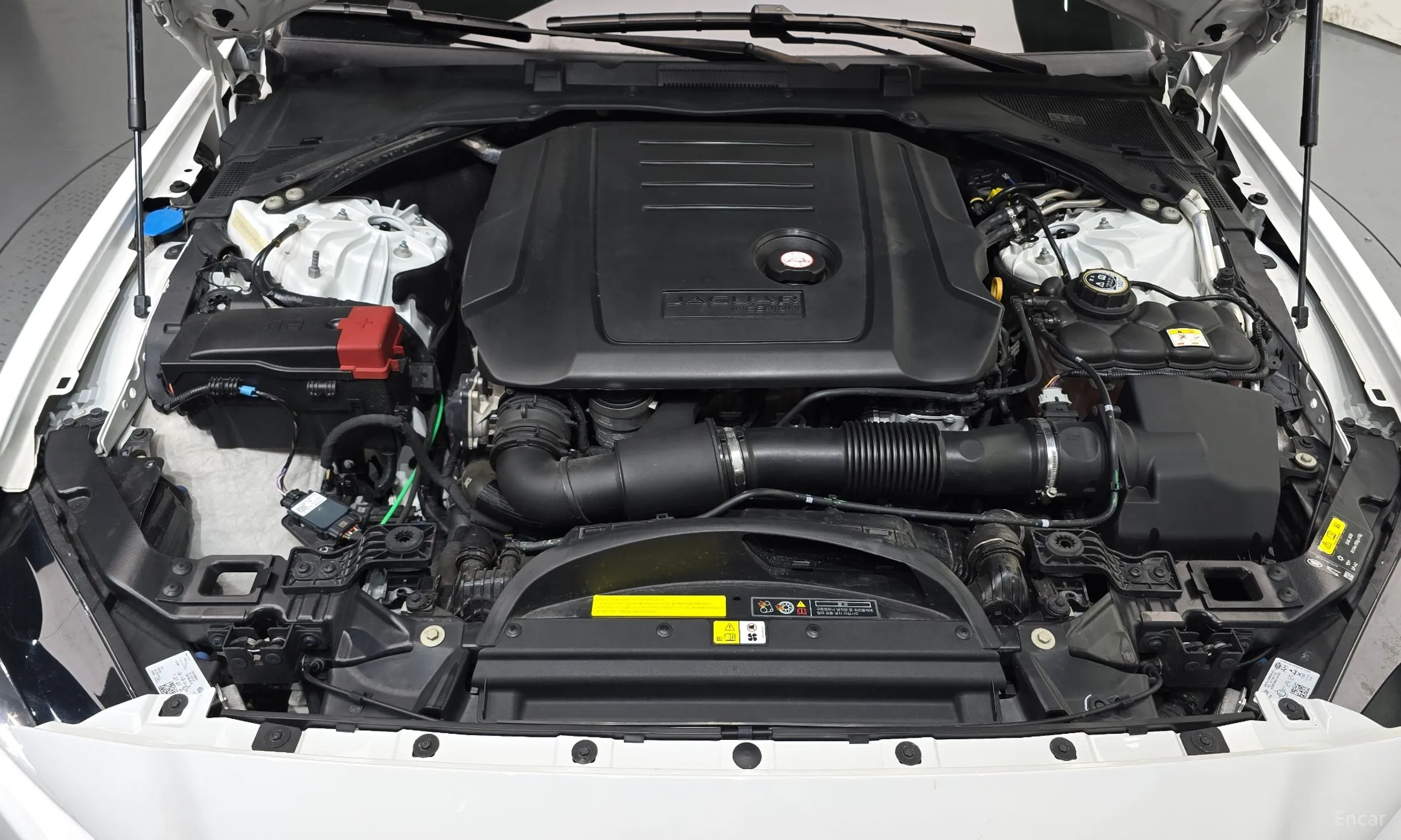 Jaguar XE превью 6