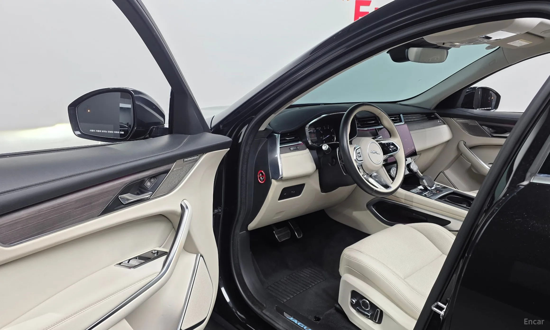 Jaguar F-PACE превью 10