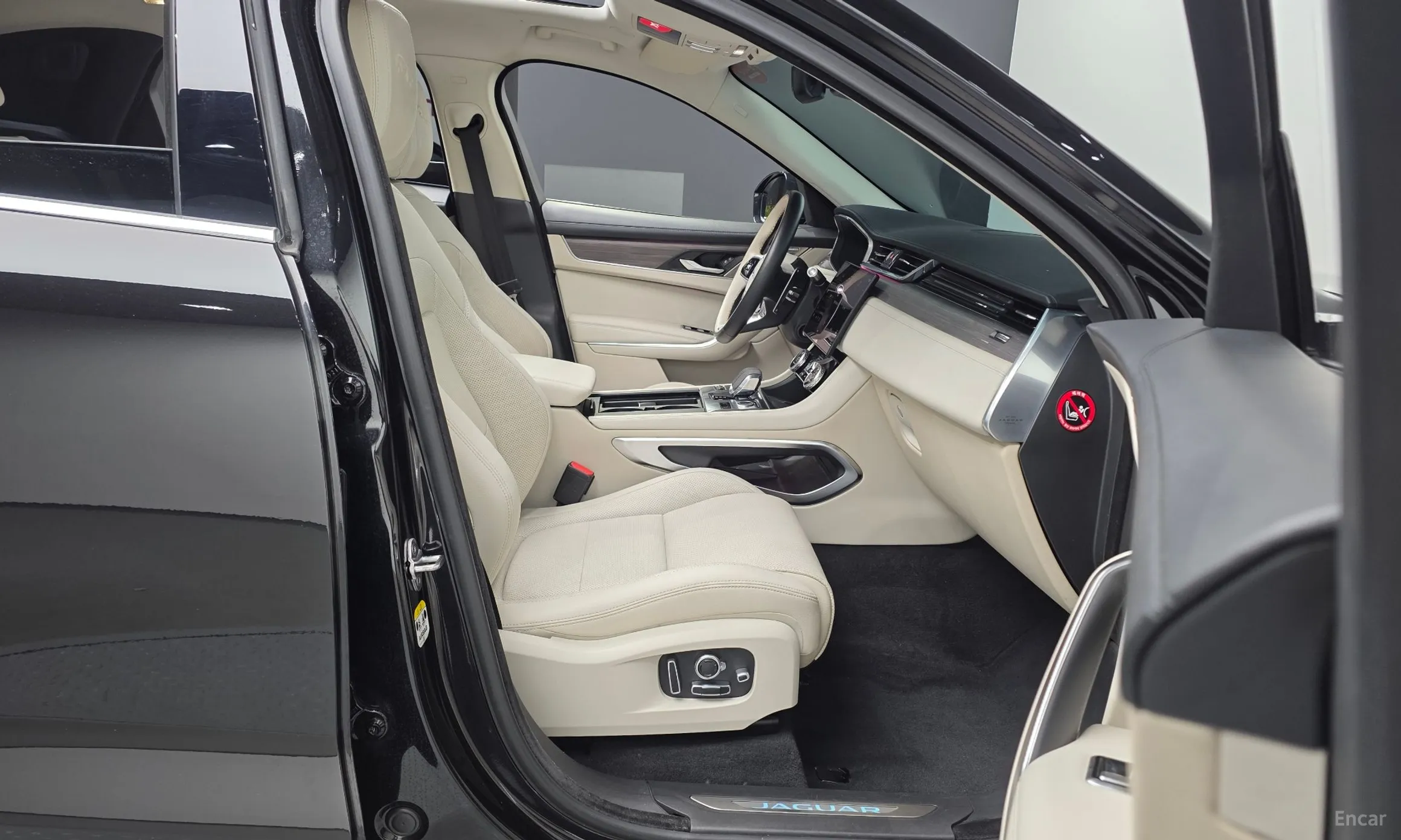 Jaguar F-PACE превью 11