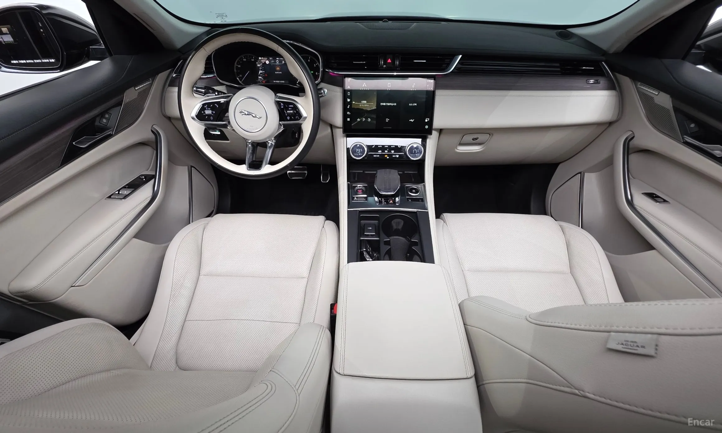 Jaguar F-PACE превью 7