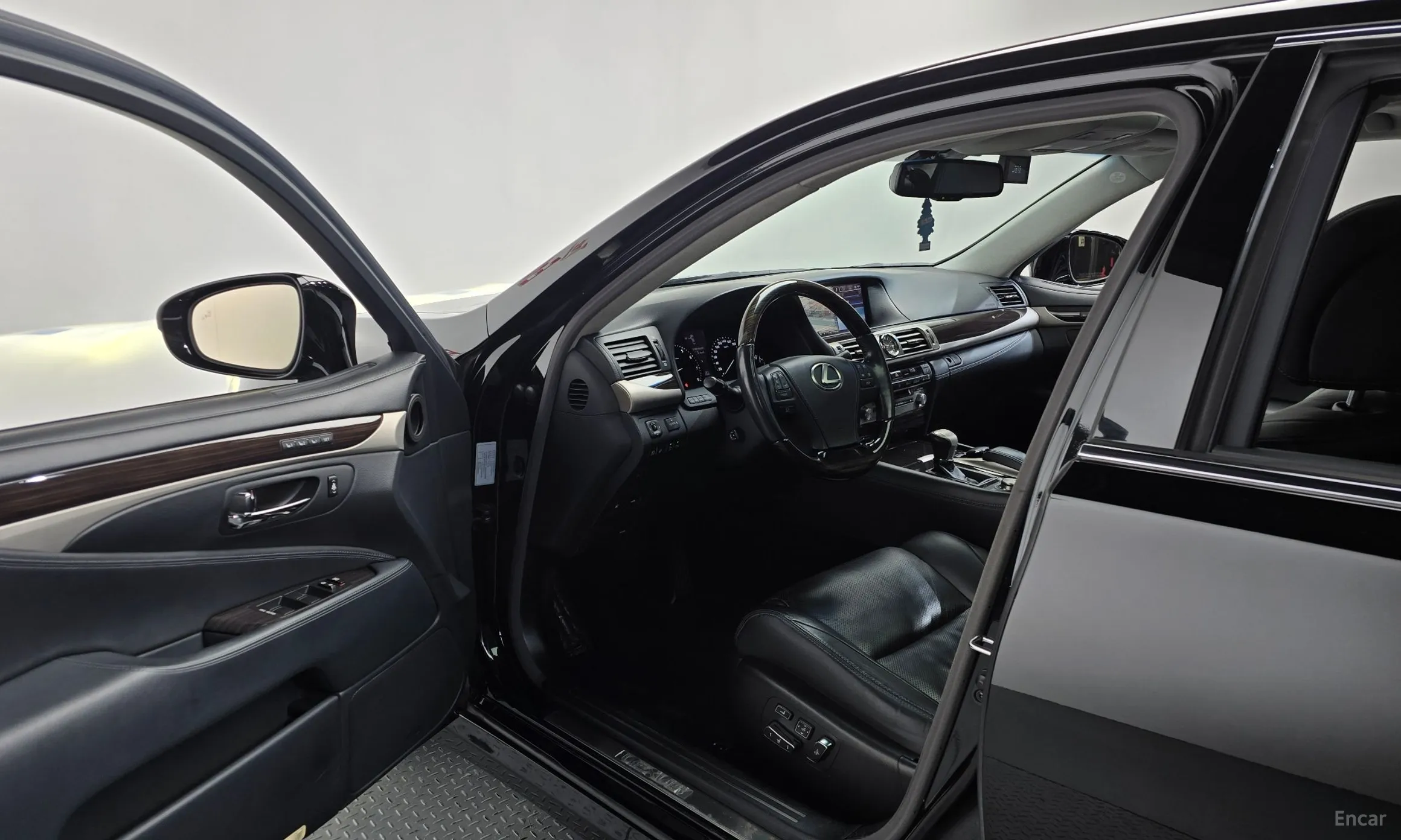 Lexus LS460 превью 10