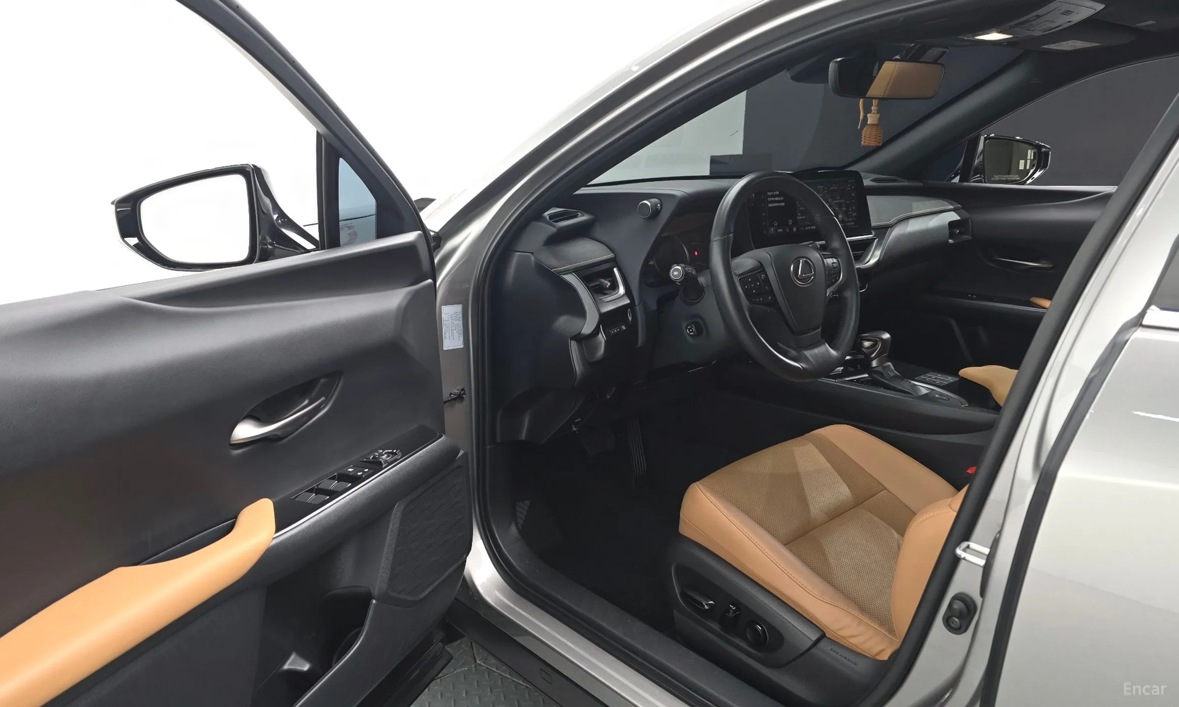 Lexus UX250h превью 10