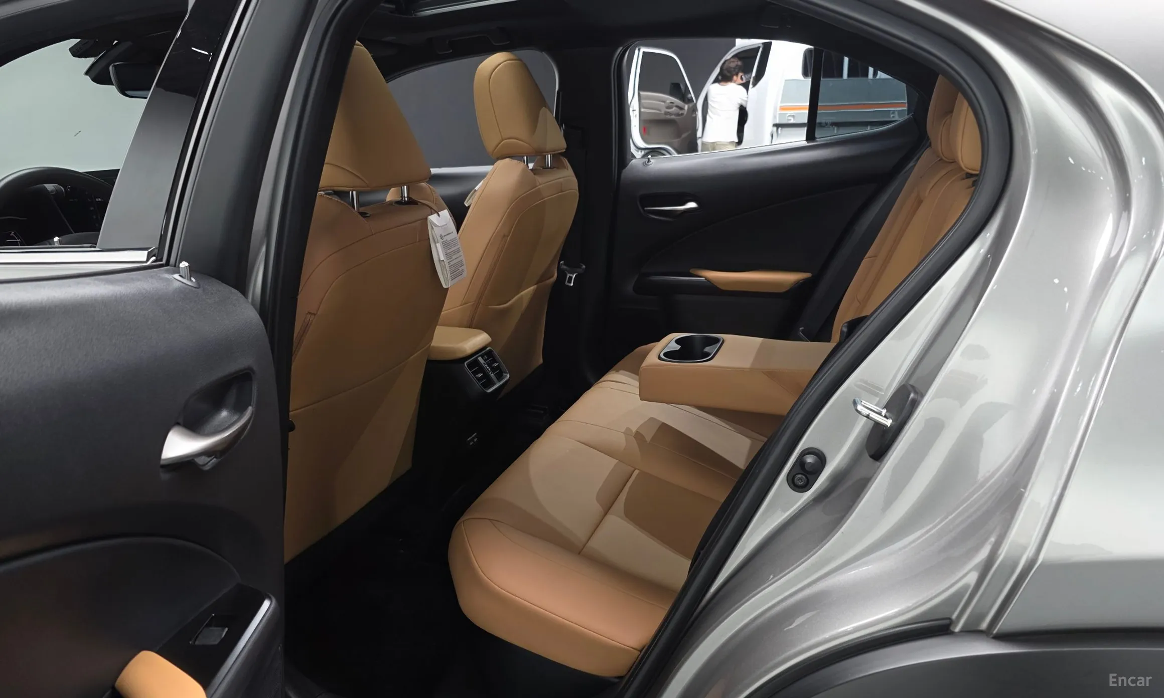 Lexus UX250h превью 11