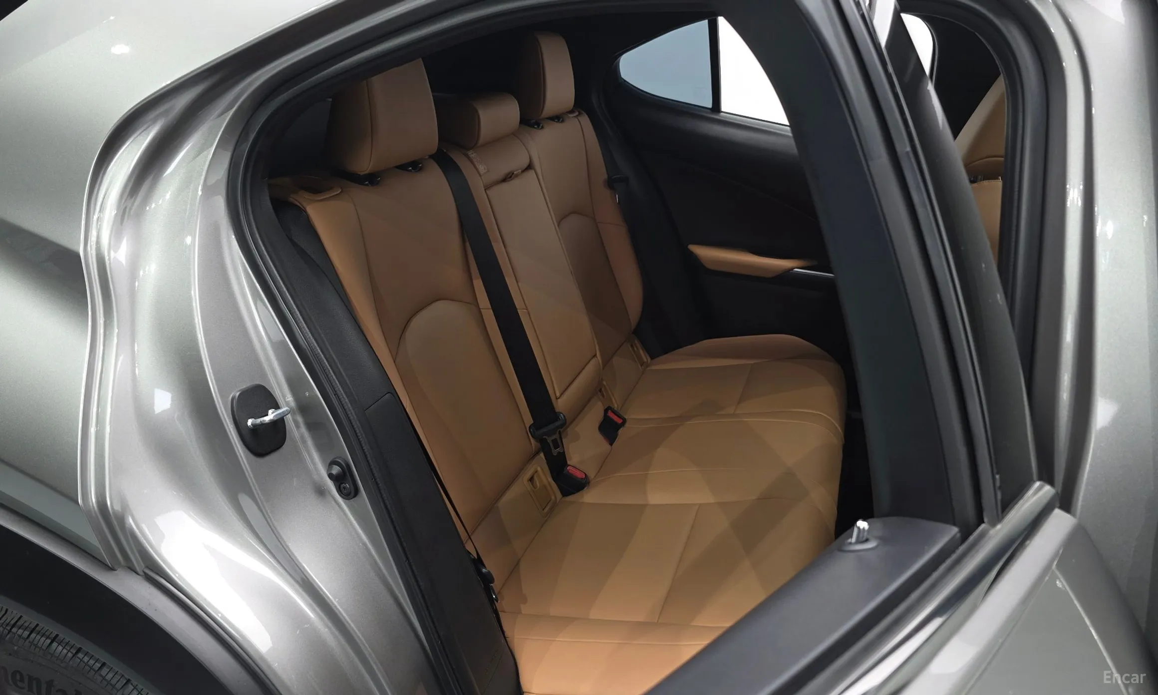 Lexus UX250h превью 12