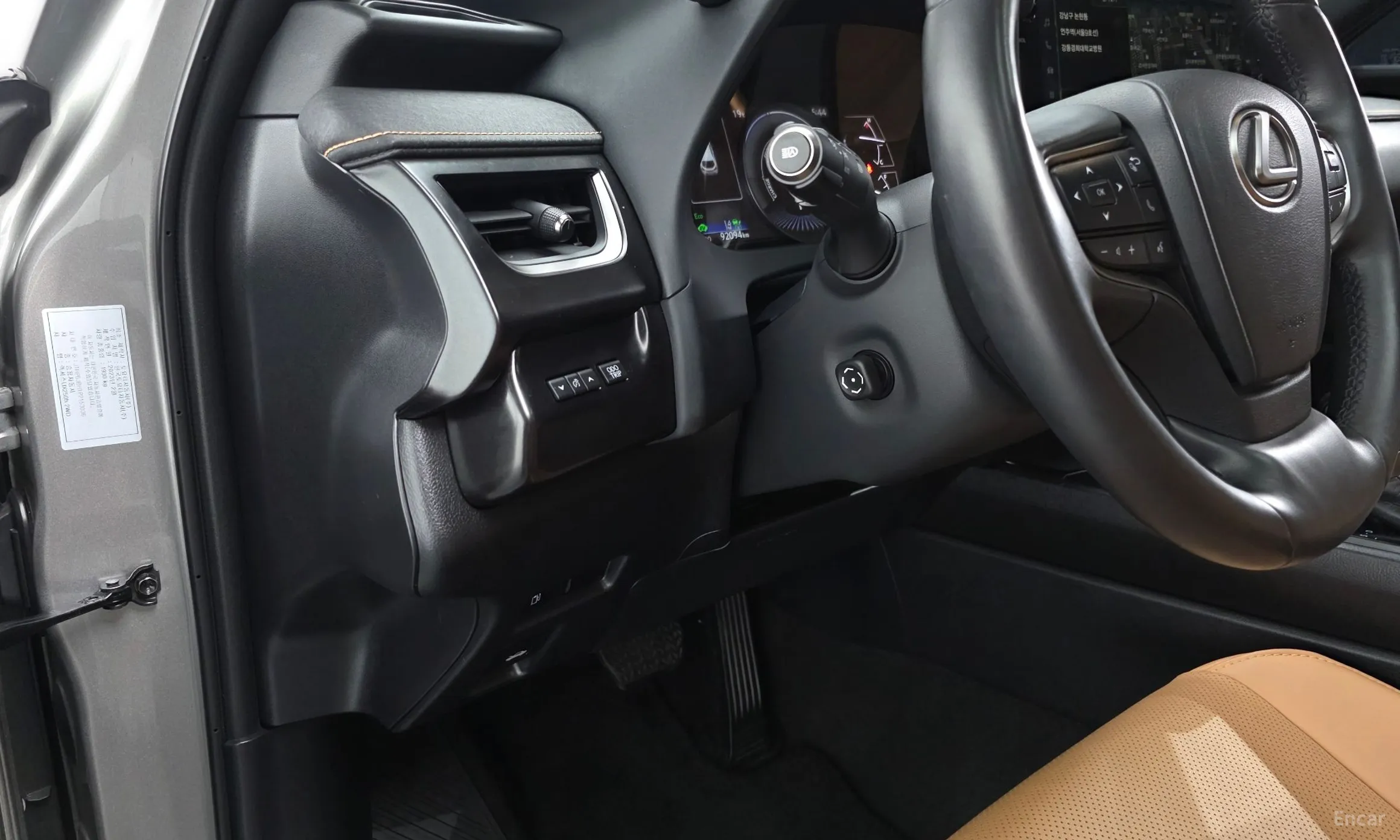 Lexus UX250h превью 13