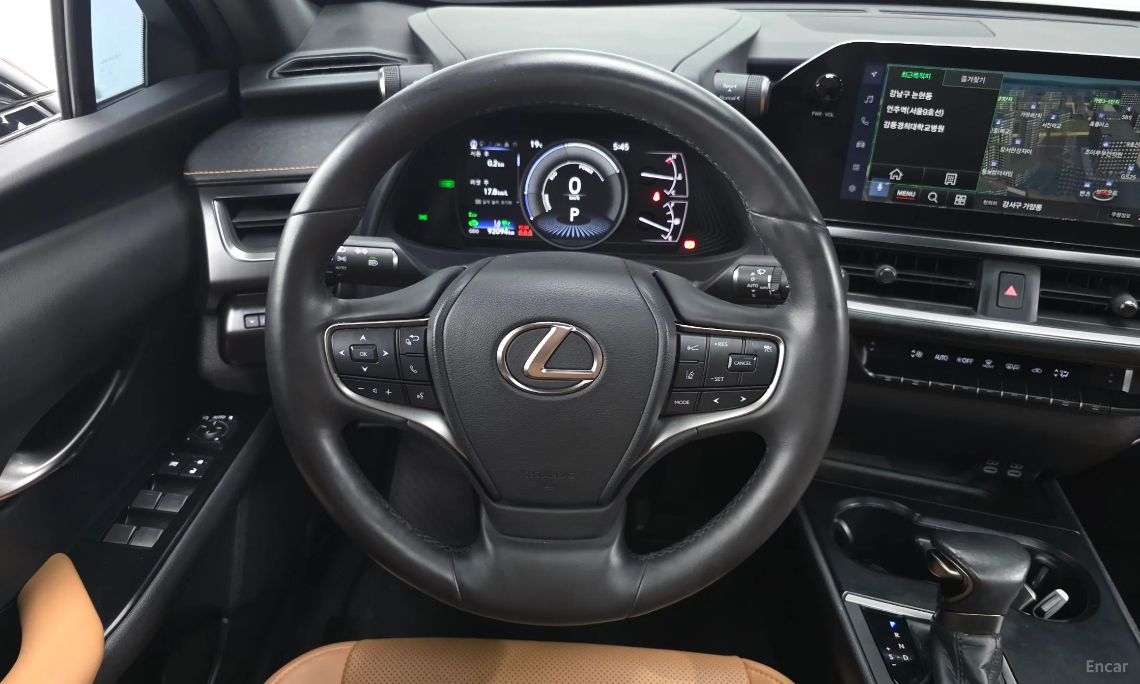 Lexus UX250h превью 14
