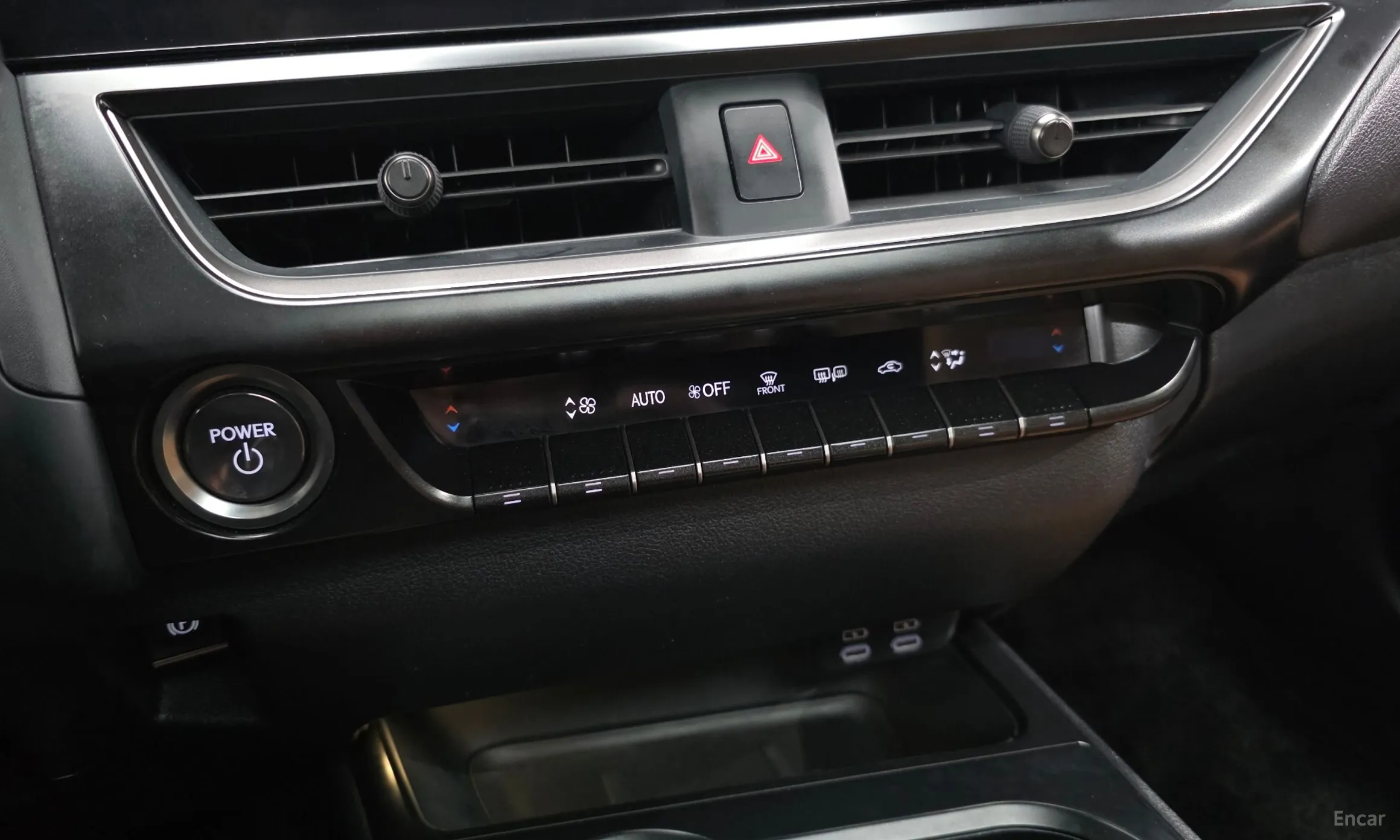 Lexus UX250h превью 17