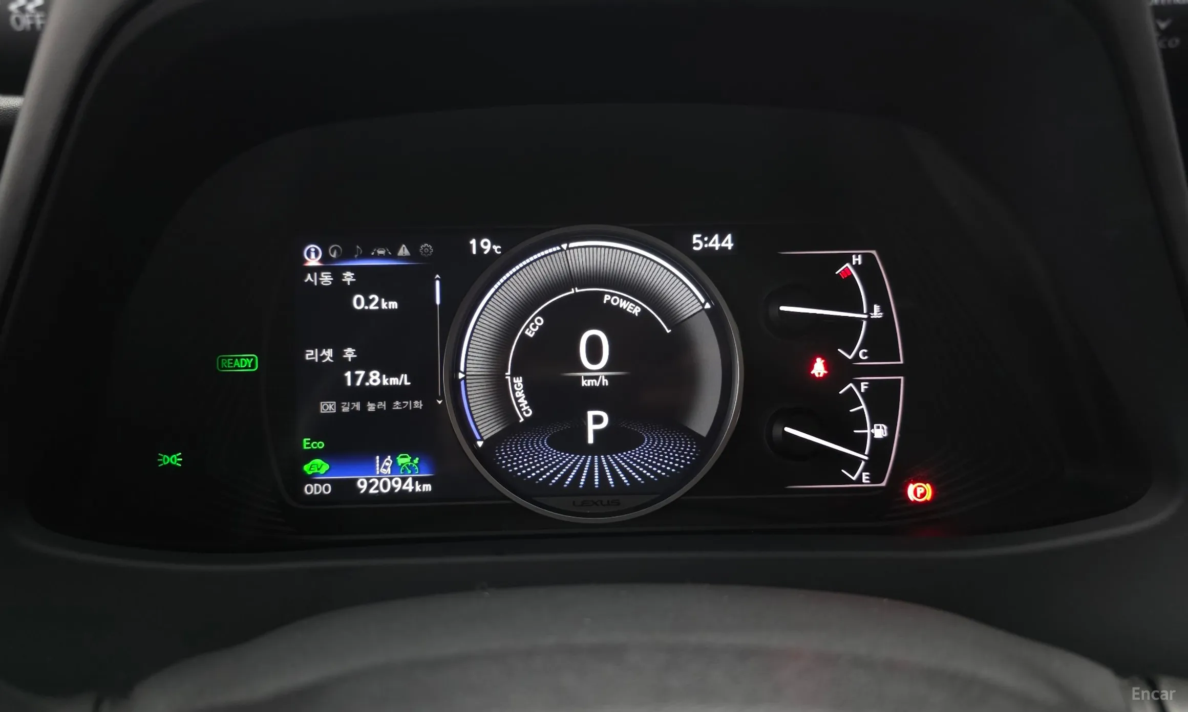 Lexus UX250h превью 8