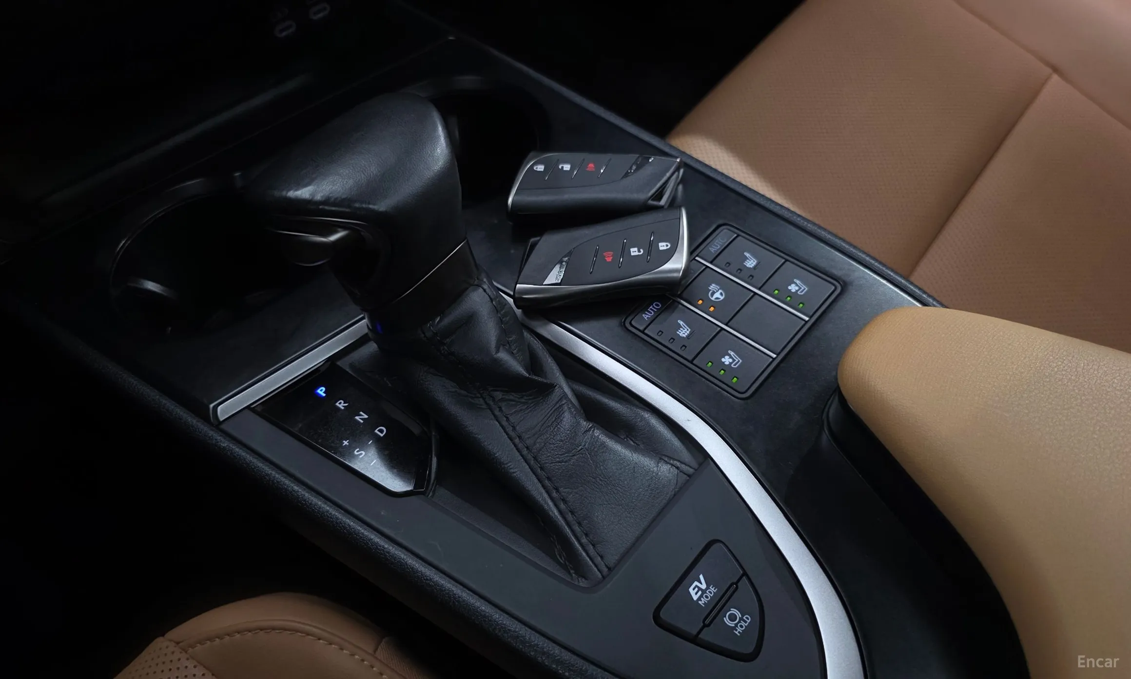 Lexus UX250h превью 9