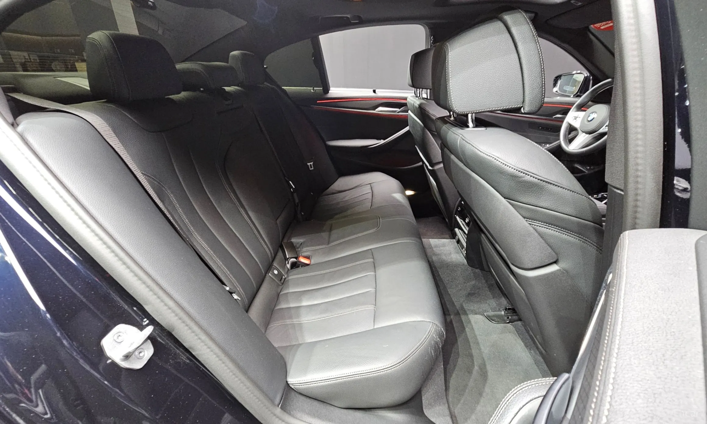 BMW 5 Series (G30) превью 12