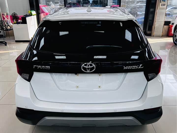 Toyota Yaris превью 4
