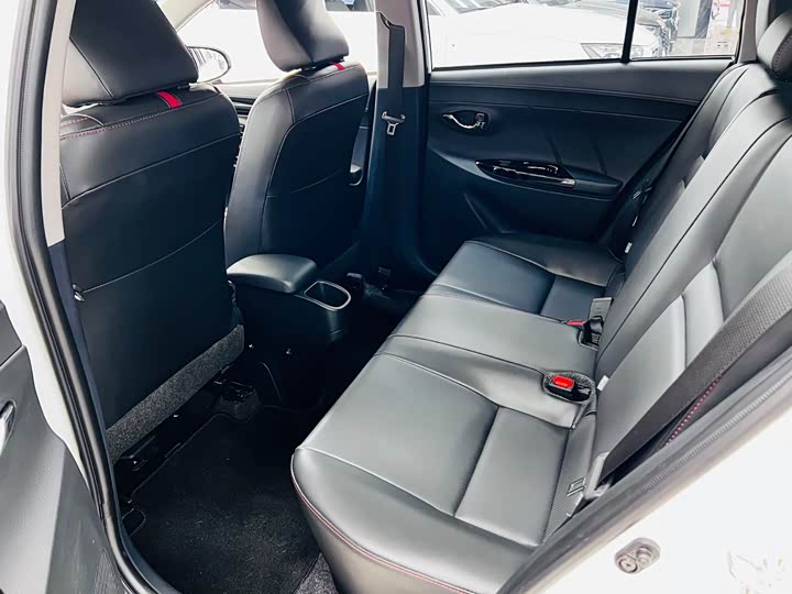 Toyota Yaris превью 6