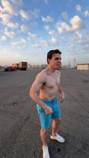 Танец на заправке