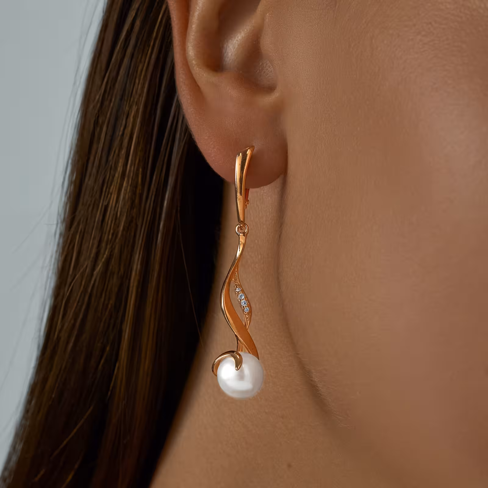 Серьги из серебра с позолотой, жемчугом и фианитами — фото 2