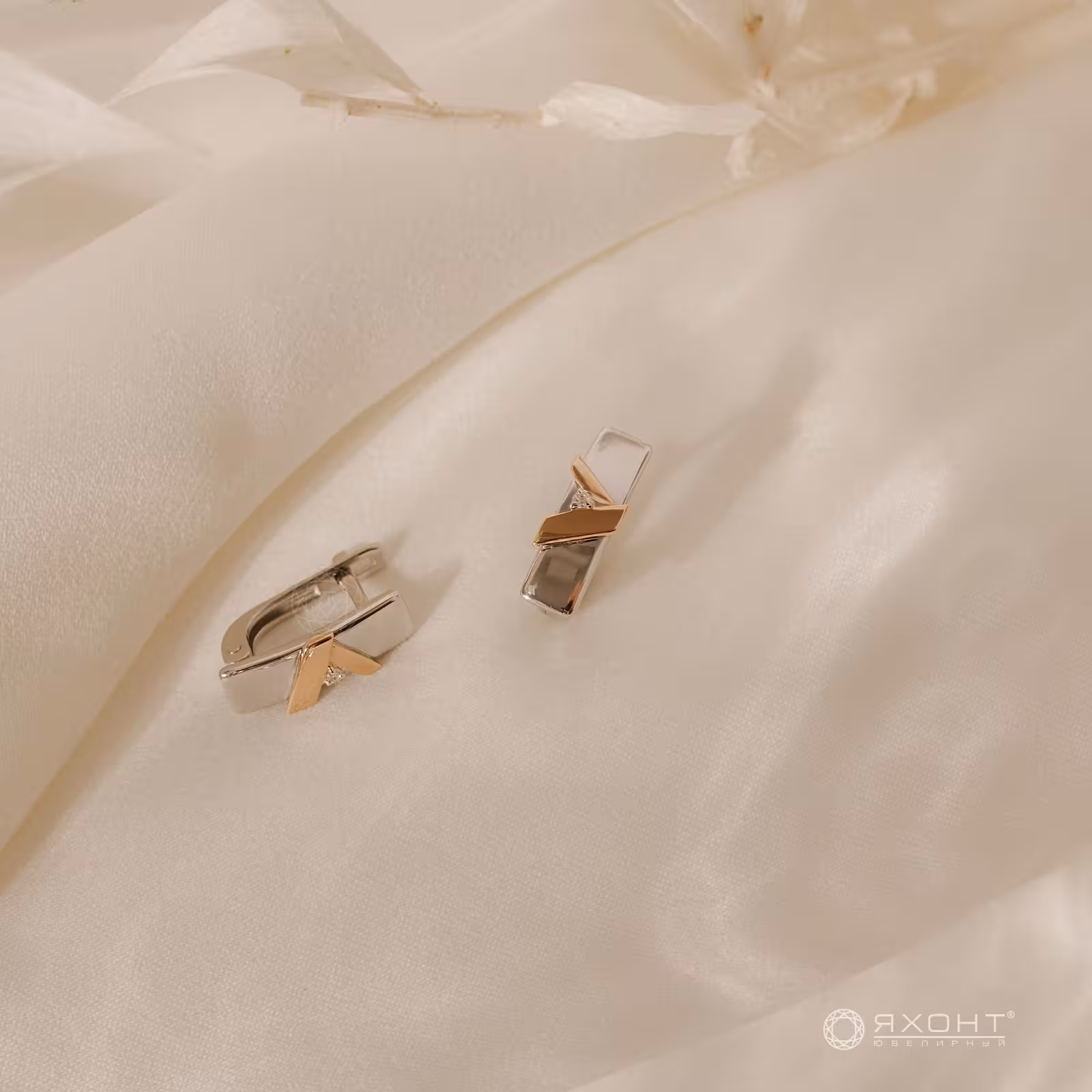 Серьги из серебра с золотыми вставками и бриллиантами — фото 2