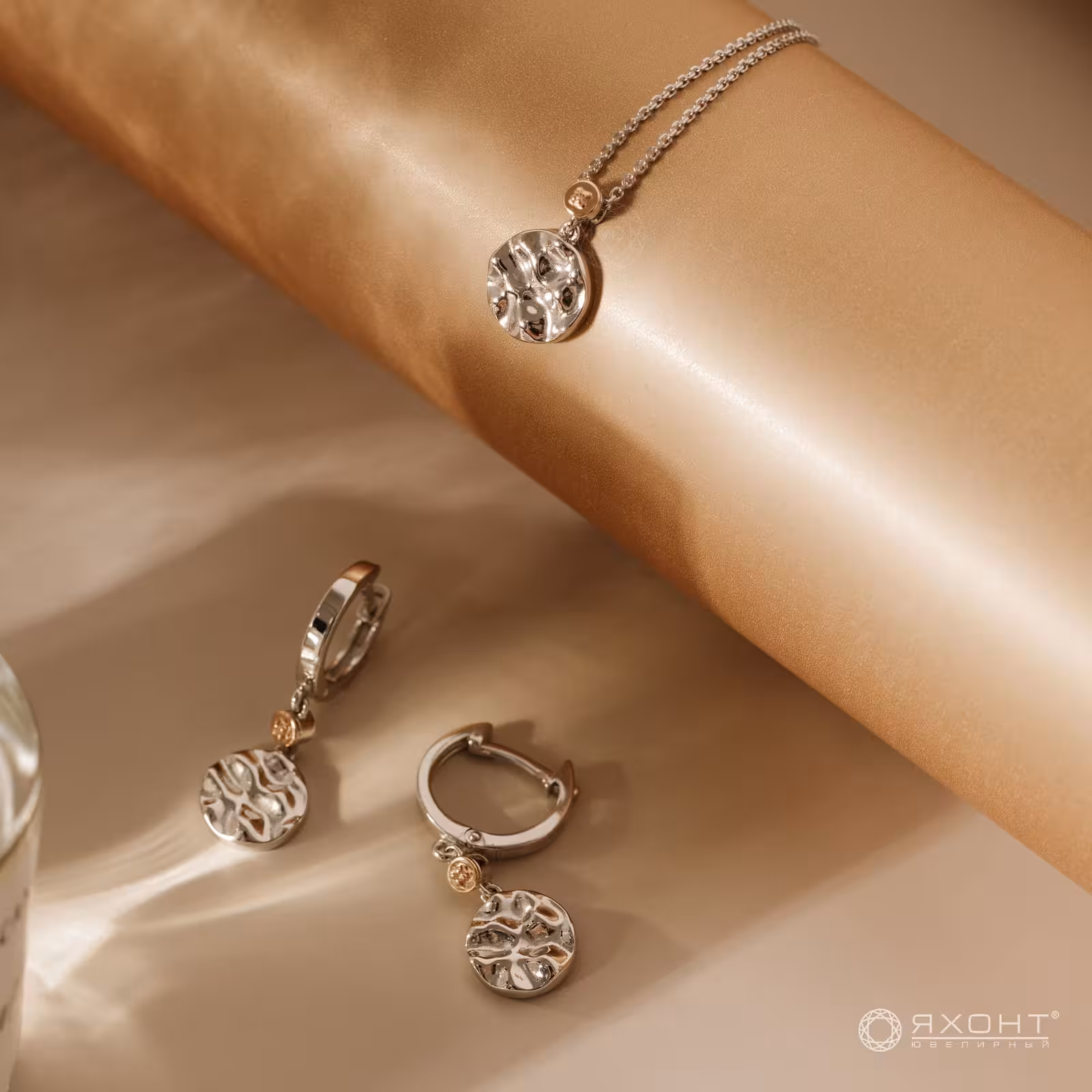Серьги из серебра с золотыми вставками и бриллиантами — фото 2