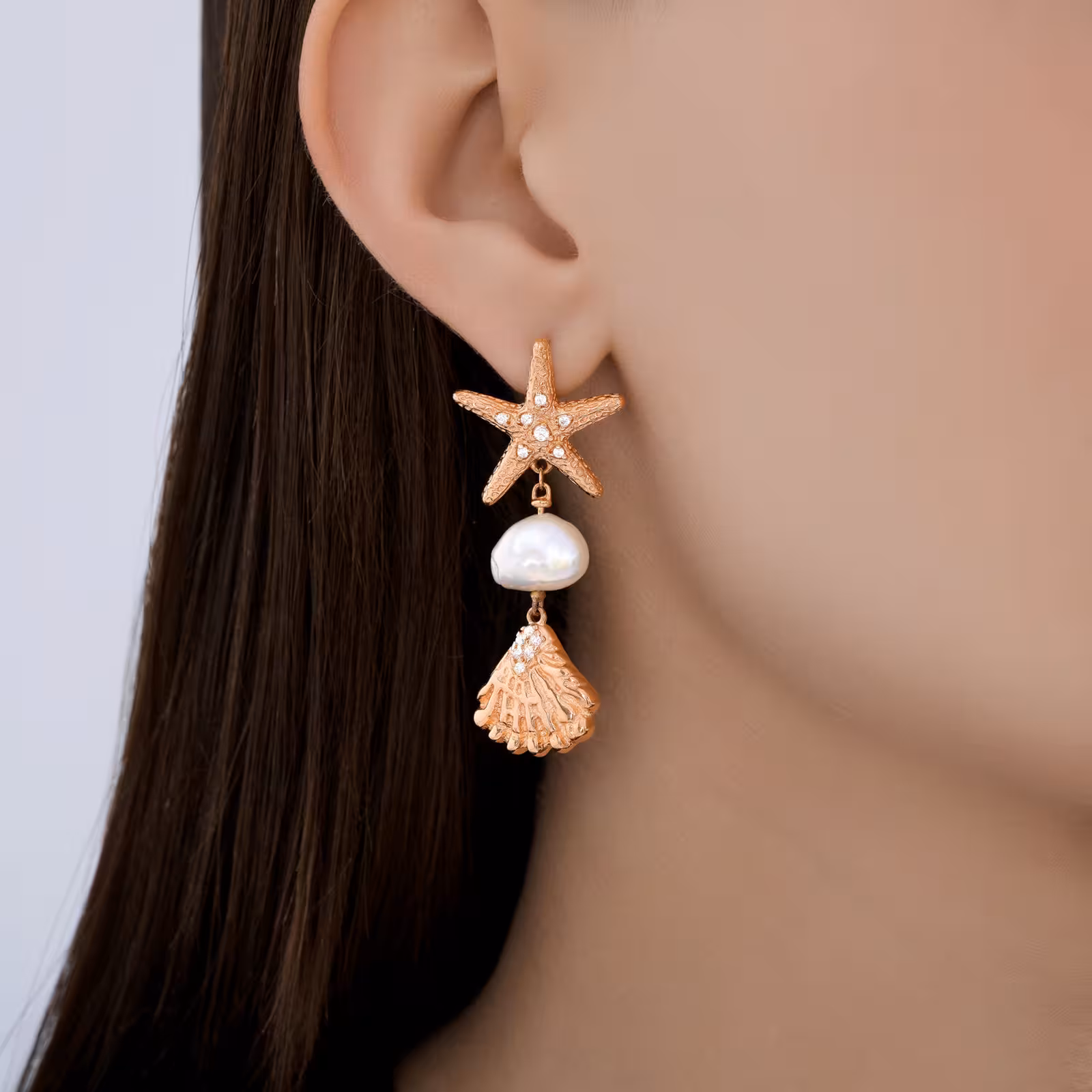 Серьги из серебра с позолотой, жемчугом и фианитами — фото 3
