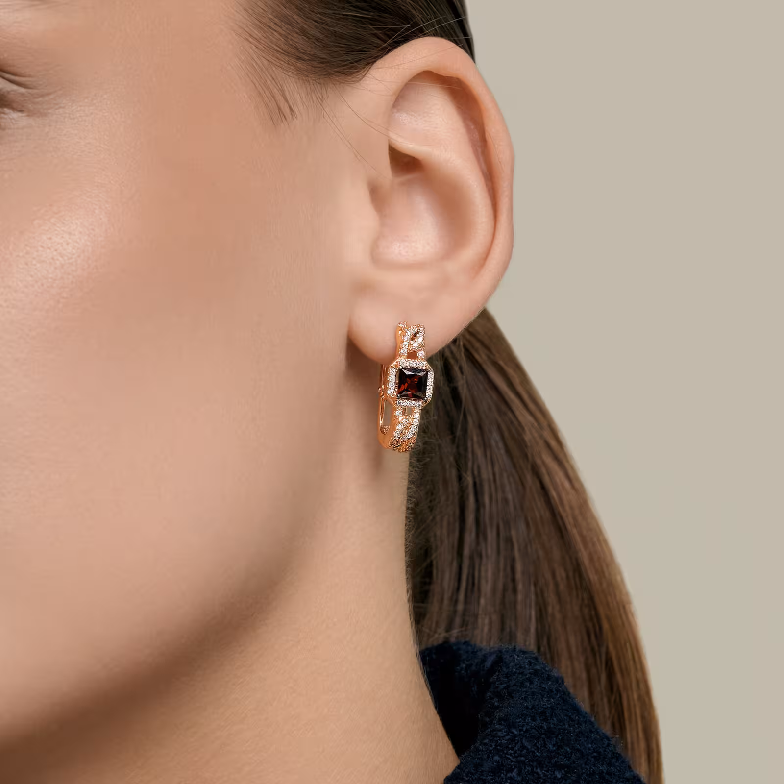 Серьги из серебра с позолотой, гранатами и фианитами — фото 3