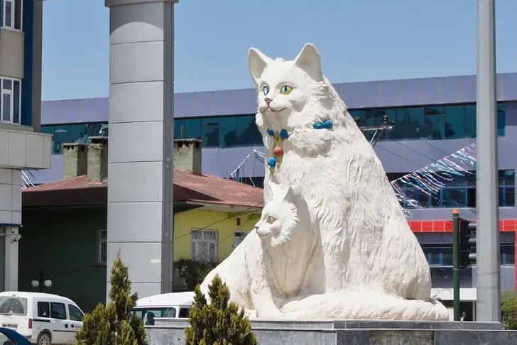 Памятники кошачьим знаменитостям