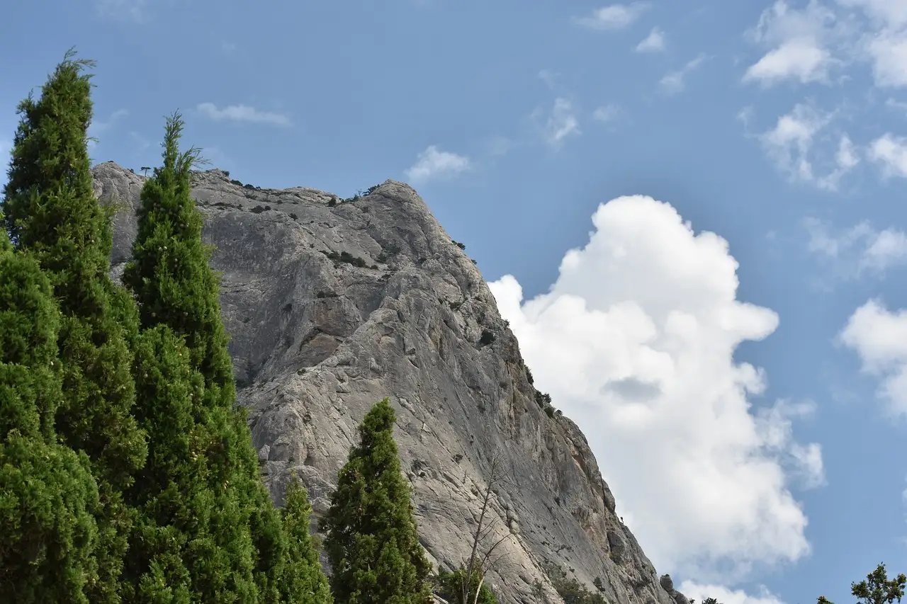 mountain-4400378_1280.jpg